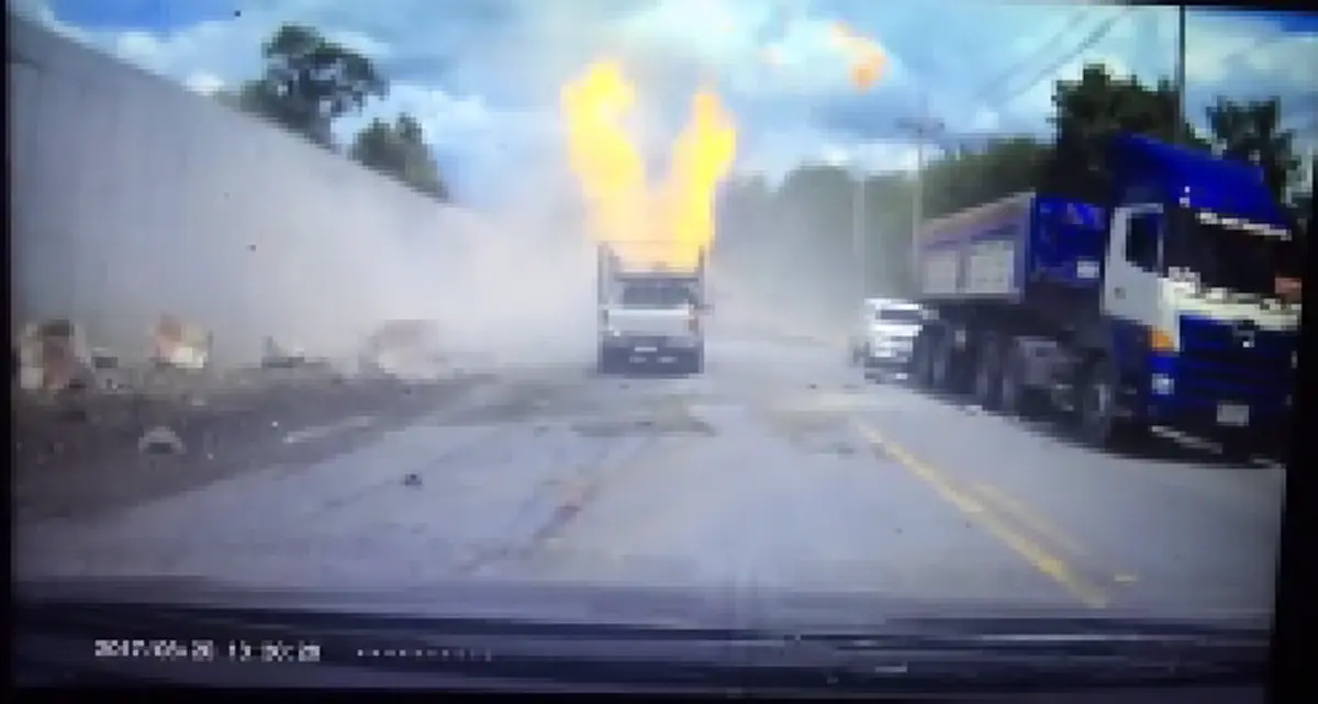 วินาศสันตะโร!! ดูชัดๆเผยวินาทีสุดระทึก รถพ่วงเบรคแตก เฉี่ยวชนรถกระบะก่อนพลิกคว่ำไถลไปกับถนน เเละเกิดระเบิดเพลิงลุกไหม้อย่างรวดเร็ว (คลิป)