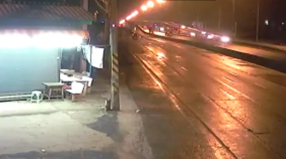 ฝนทำพิษ ... มอเตอร์ไซค์ลื่นเเหกไถล่...อันตรายในหน้าฝน (เจอดี - คลิป)