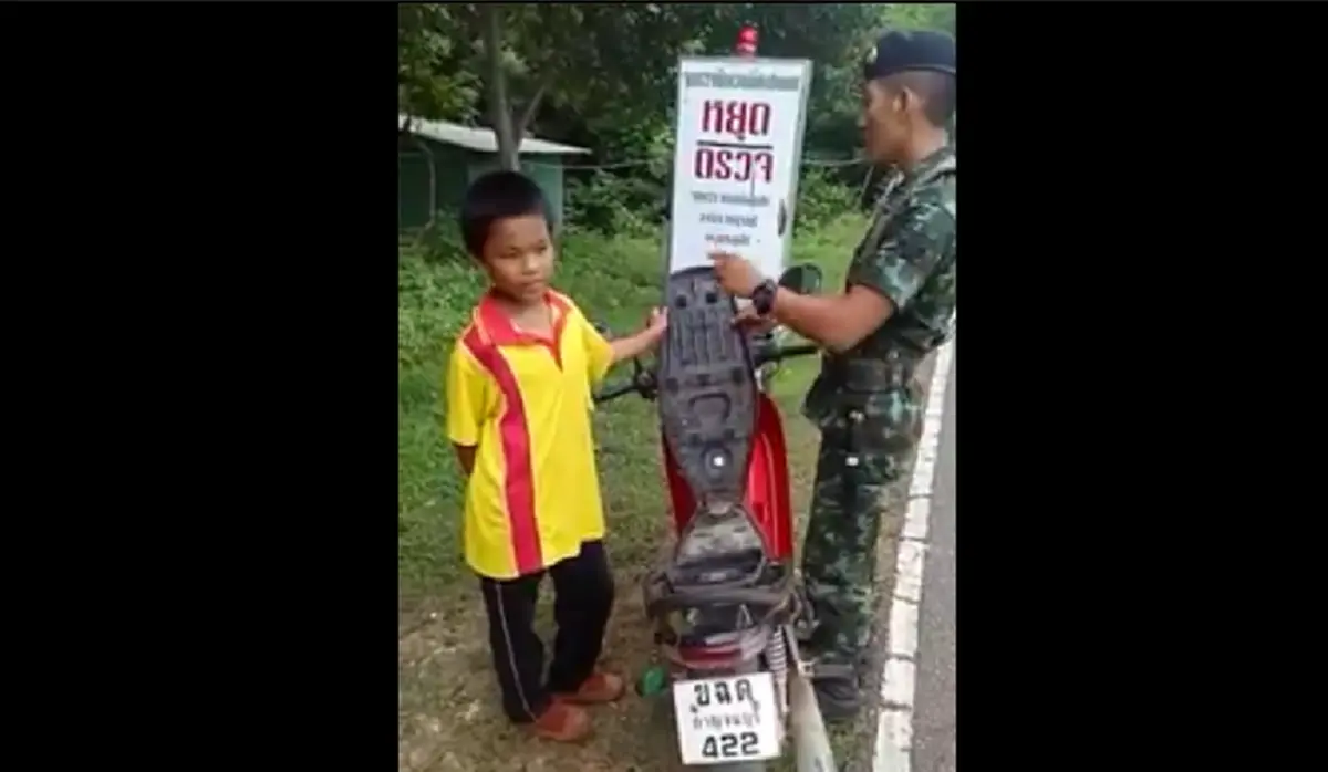 น้องบัตรผ่านไม่มี ใบขับขี่ไม่มี ไม่สวมหมวก...อย่างนี้ต้องโดนทำโทษ