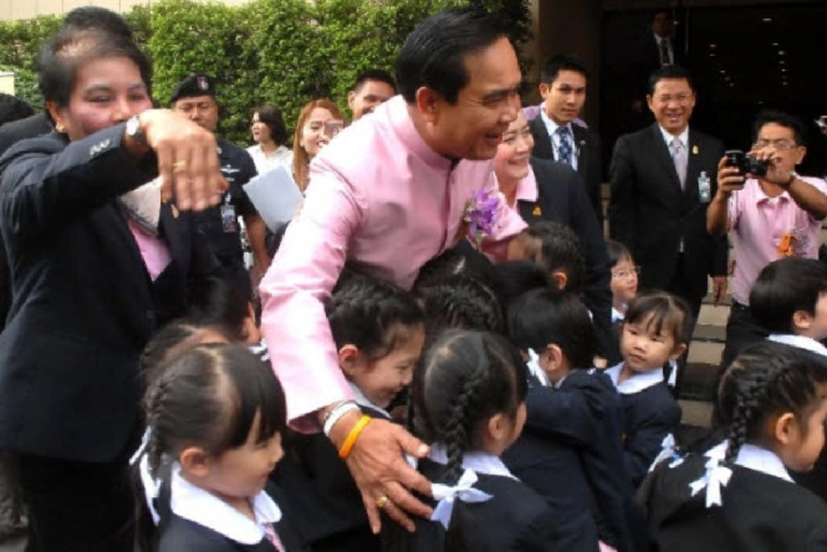 งวดนี้..มาแน่!!! คอหวยแห่ส่องทะเบียนรถ บิ๊กตู่ ลงพื้นที่ประชุม ครม.สัญจร สุพรรณ - อยุธยา ทำแผงหวยเทือน กวาดซื้อเกลี้ยงในพริบตา!! (รายละเอียด