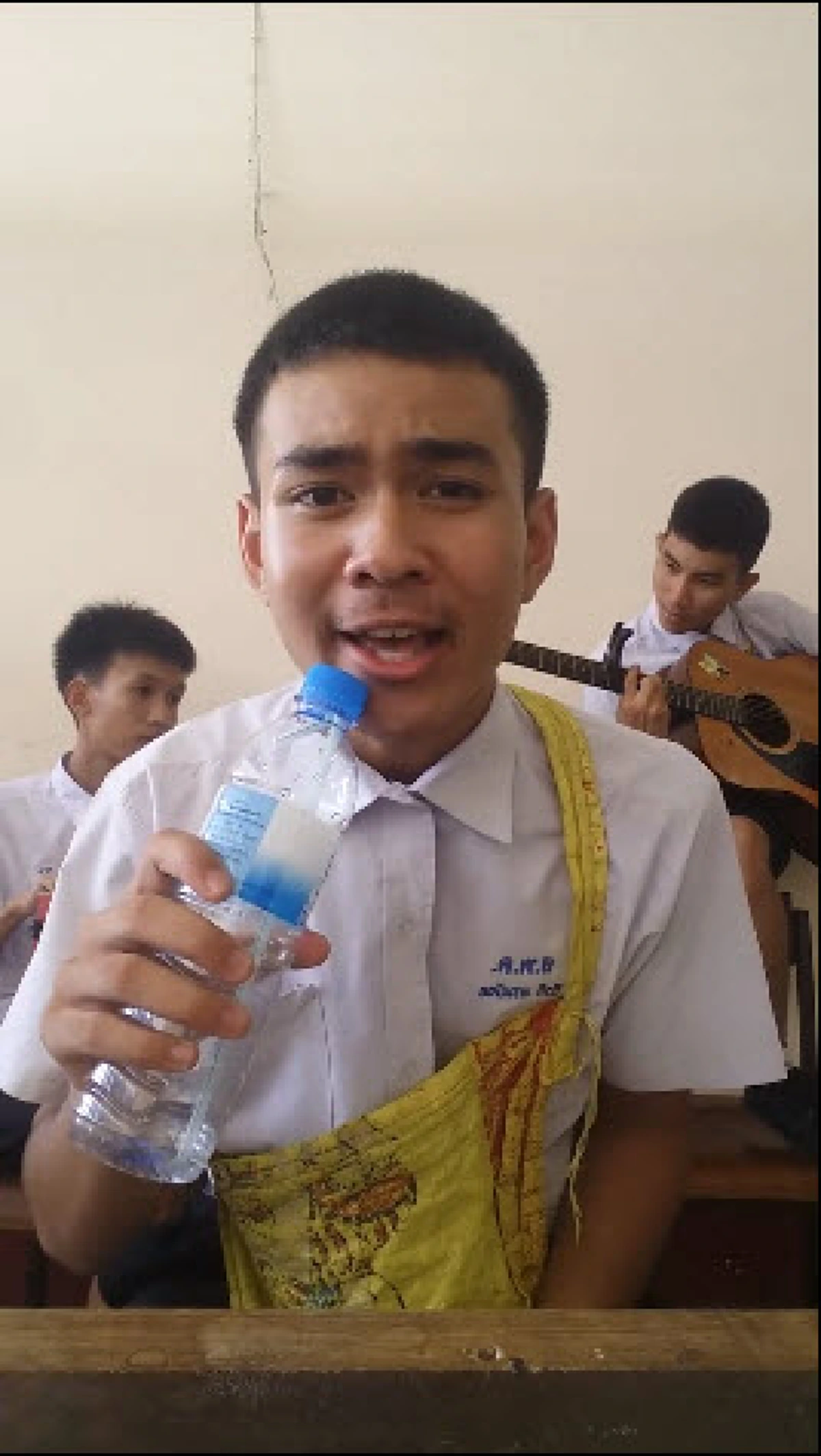 แชร์กันสนั่น..!! ซิงเกิ้ลใหม่ มาแรง หลวงพระเนตร เร็คคอร์ด เพลง “อวสานมื้อสอบ” เพราะเนื้อหาดี กินใจคนเพิ่งสอบเสร็จ!?! (คลิป)