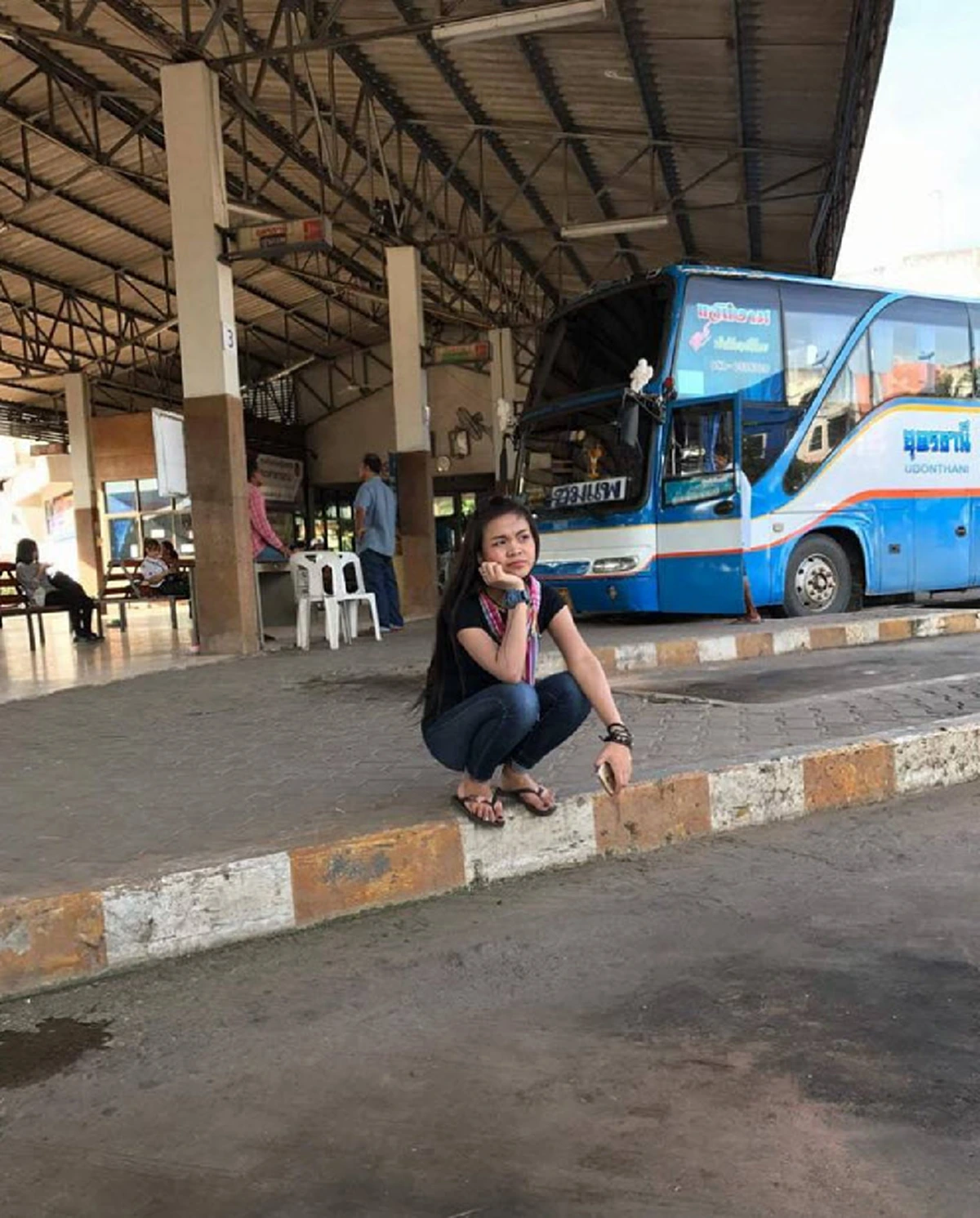 #คนมองกันทั้งบขส.!! เมื่อ “นักร้องดัง” กว่า 400 ล้านวิว นั่งรถทัวร์กลับต่างจังหวัด แม้จะมีชื่อเสียงโด่งดัง แต่ยังใช้ชีวิตติดดิน  !! (ชมภาพ)