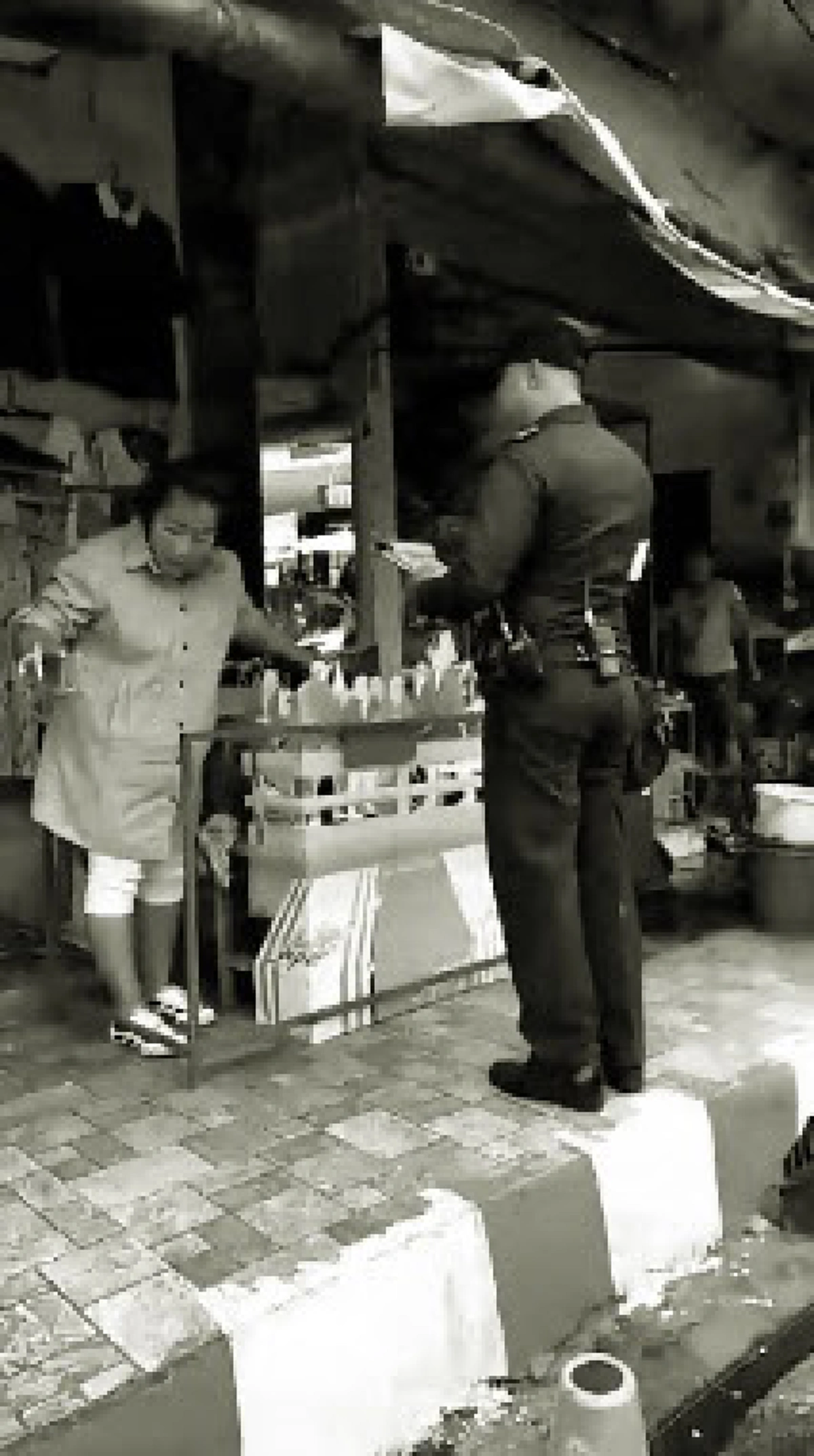 ปะทะเดือด !! จนท.เทศกิจเข้าจัดระเบียบการวางขายสินค้าบนทางเท้า แต่แม่ค้าไม่ให้ความร่วมมือในการปฏิบัติหน้าที่ สังคมว่าไง !?! (คลิป)