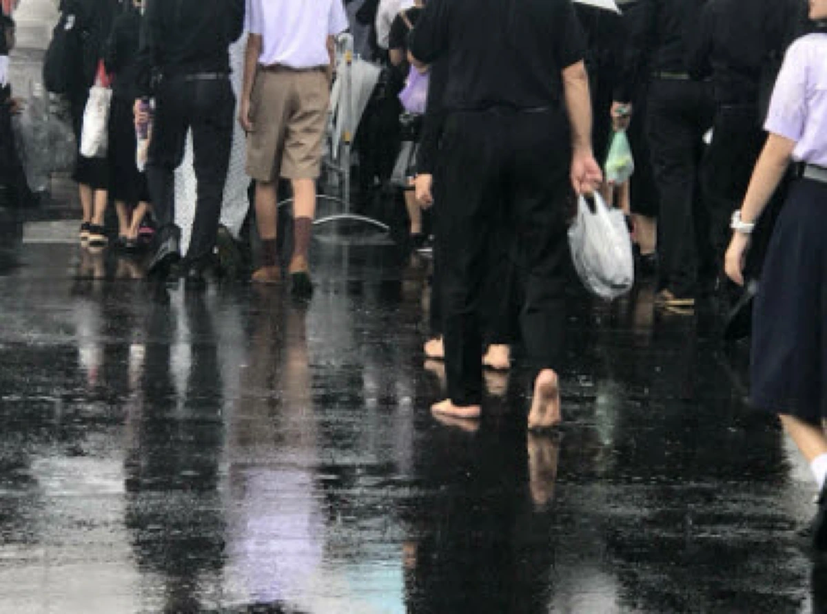 ฝน..มิอาจขวางกั้นหัวใจได้ !! รวมภาพแทนความรู้สึก ของปวงชนชาวไทย ระหว่างเข้ารอกราบถวายบังคมพระบรมศพ ในหลวงรัชกาลที่ 9 !! (รายละเอียด)