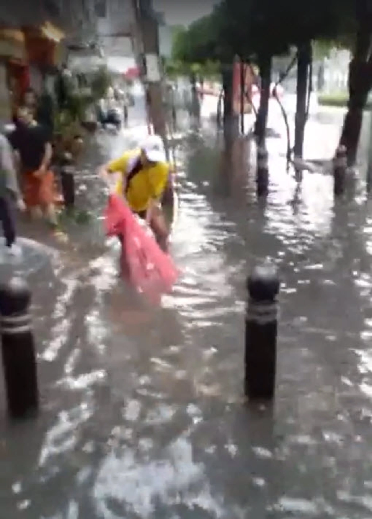 ฮือฮา..จับปลาบนถนนสีลม!! ชายวัยกลางคน พลิกวิกฤตให้เป็นโอกาส ขณะน้ำเอ่อขึ้นสูง ได้ทอดแห จับปลา อยู่หน้าซอยสีลม จะได้ปลาหรือไม่ไปชมเลย!! (คลิป