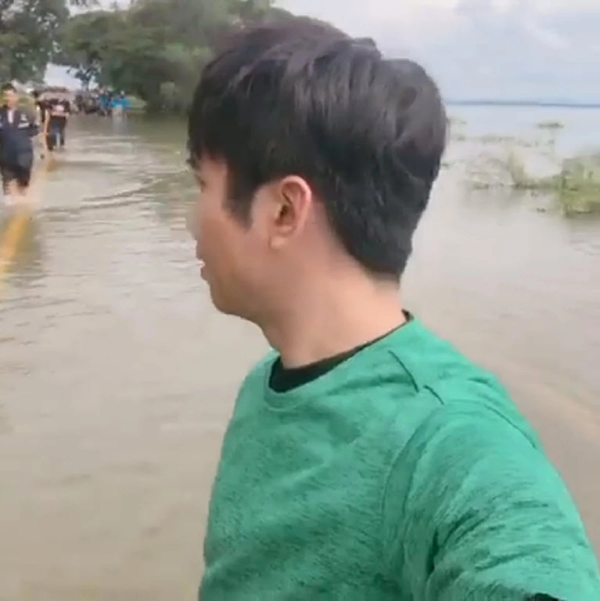 ใจพี่หล่อมาก!! "ก้อง ห้วยไร" พายเรือลงพื้นที่ให้กำลังใจ พร้อมมอบสิ่งของอุปโภคบริโภคให้กับพี่น้องผู้ประสบภัยน้ำท่วม อ.เขื่อนอุบลรัตน์ จ.ขอนแก