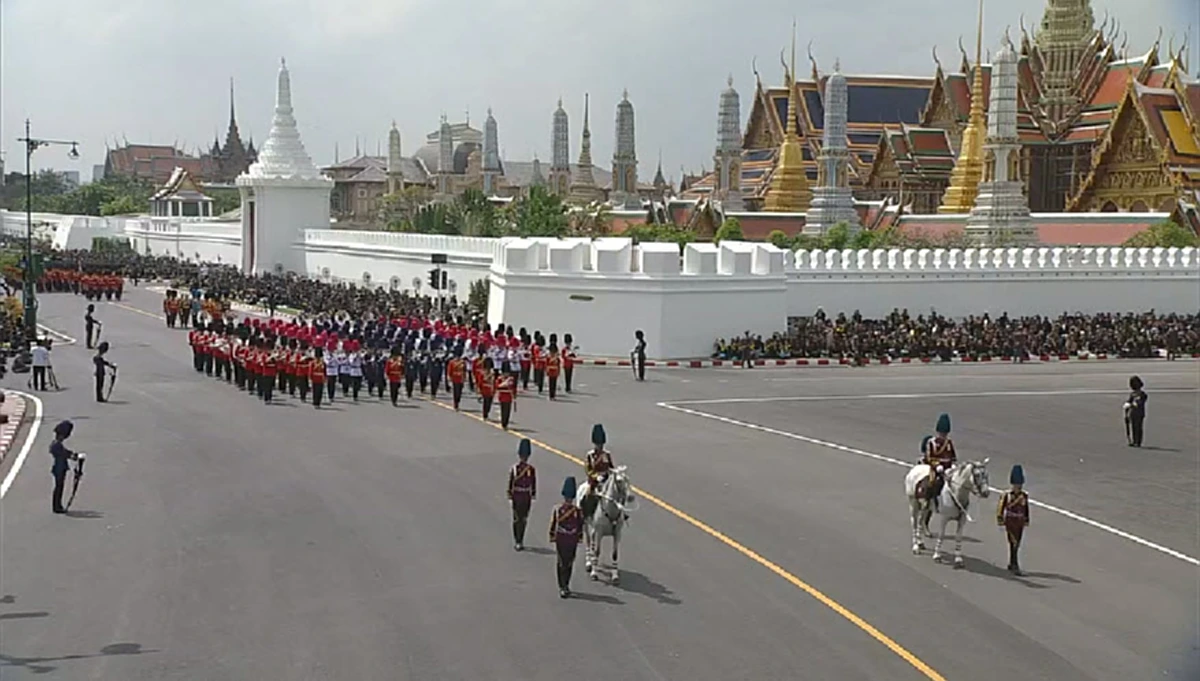 แชร์เก็บไว้..ในความทรงจำไปตลอดกาล!! เปิดภาพ “ขบวนพระราชพิธี” อัญเชิญพระบรมศพพระบาทสมเด็จพระปรมินทรมหาภูมิพลอดุลยเดช ไปยังมณฑลพิธีท้องสนามหลว