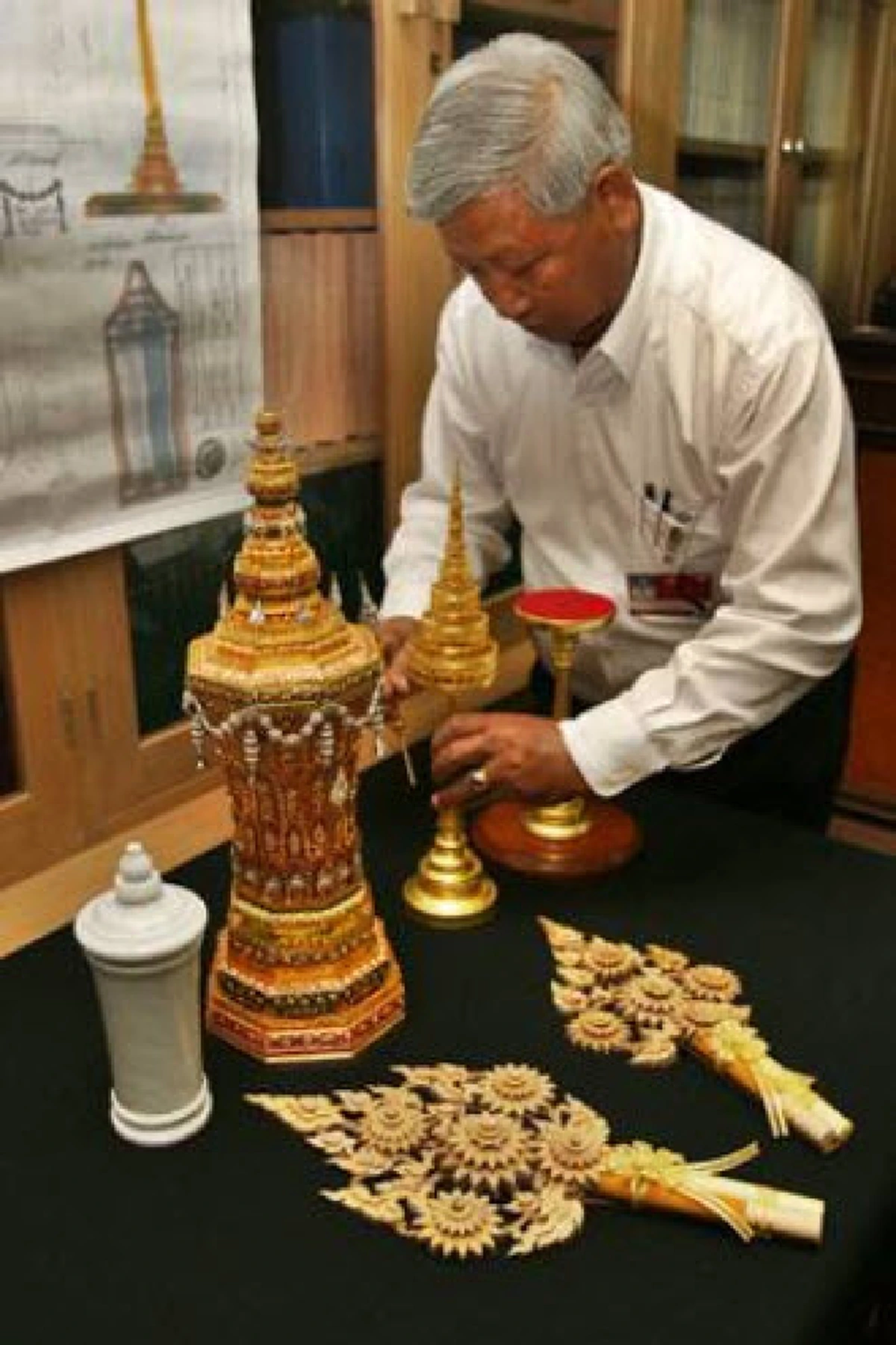ท่านคือใคร..กำลังพูดเรื่องอะไรกัน?? ถึงทำให้ทุกพระองค์ทรงหันมาพระสรวลพร้อมกันได้!! (รายละเอียด)