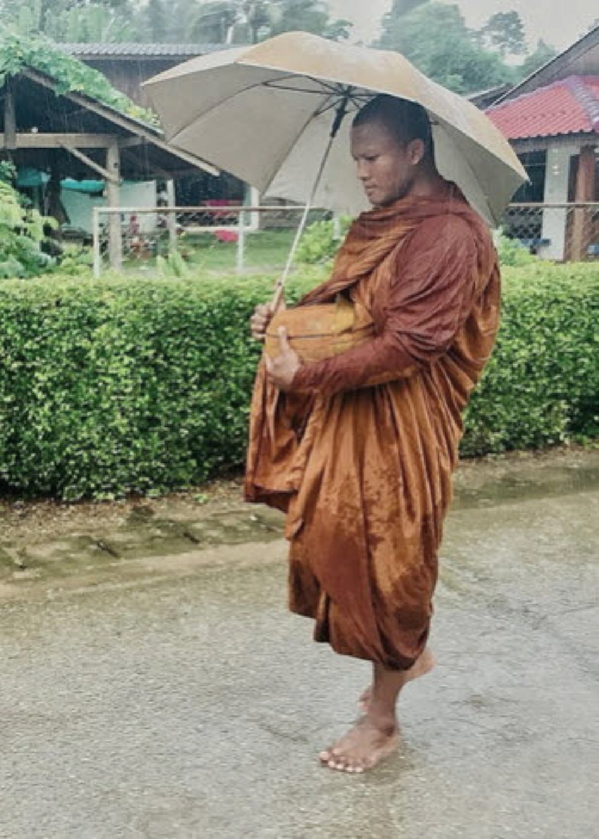 ลาสิกขาแล้ว..!! "บัวขาว บัญชาเมฆ" หลังครบกำหนดการบรรพชา เพื่อถวาย แด่ "ในหลวง ร.๙" (รายละเอียด)