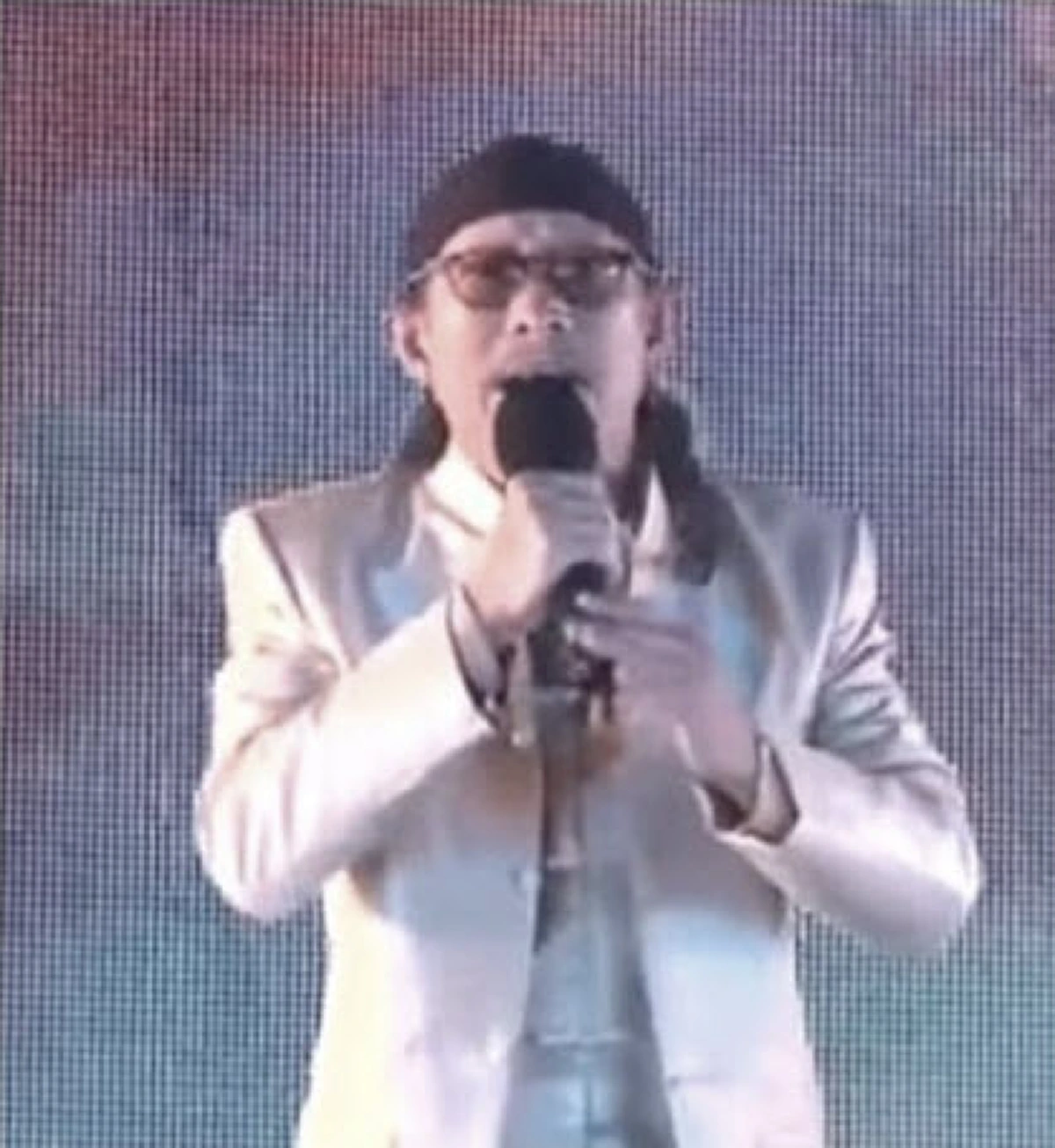 เก่งมากที่เอาชื่อเรามาใส่ในเพลงได้..!! “แอ๊ด คาราบาว” ร้องเพลง “ผู้ปิดทองหลังพระ” ต่อหน้าพระพักตร์ของพระองค์ท่าน ย้อนดูกี่ครั้งยังคงขนลุกไม่