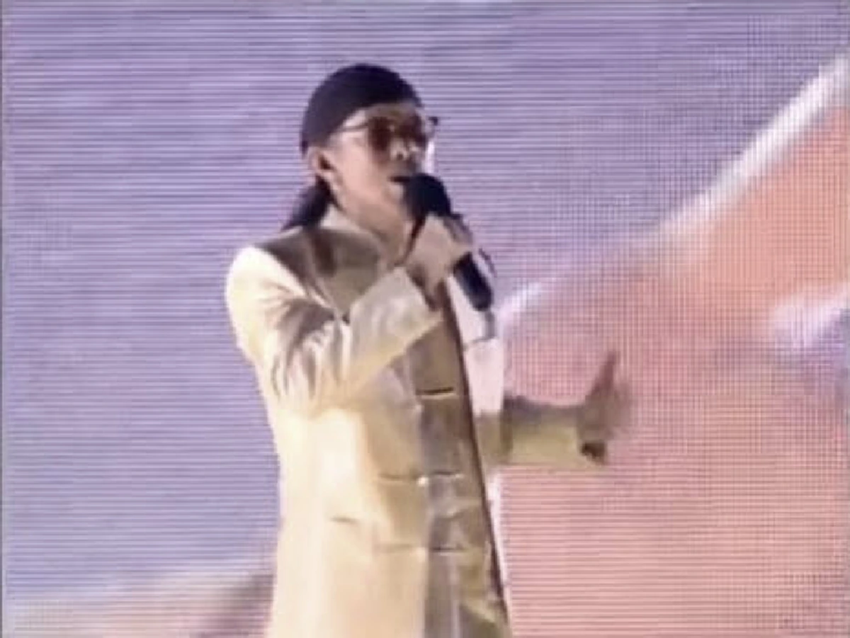 เก่งมากที่เอาชื่อเรามาใส่ในเพลงได้..!! “แอ๊ด คาราบาว” ร้องเพลง “ผู้ปิดทองหลังพระ” ต่อหน้าพระพักตร์ของพระองค์ท่าน ย้อนดูกี่ครั้งยังคงขนลุกไม่