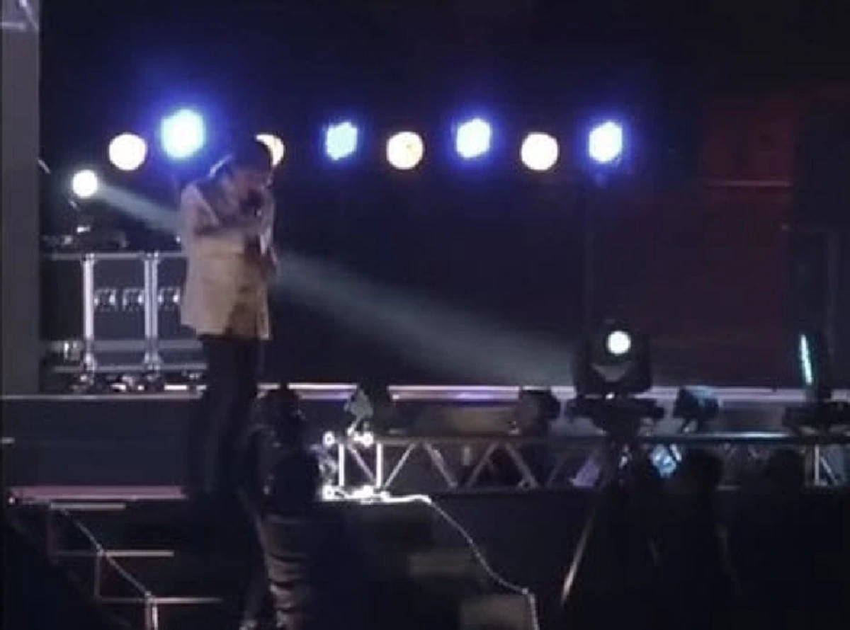 เก่งมากที่เอาชื่อเรามาใส่ในเพลงได้..!! “แอ๊ด คาราบาว” ร้องเพลง “ผู้ปิดทองหลังพระ” ต่อหน้าพระพักตร์ของพระองค์ท่าน ย้อนดูกี่ครั้งยังคงขนลุกไม่