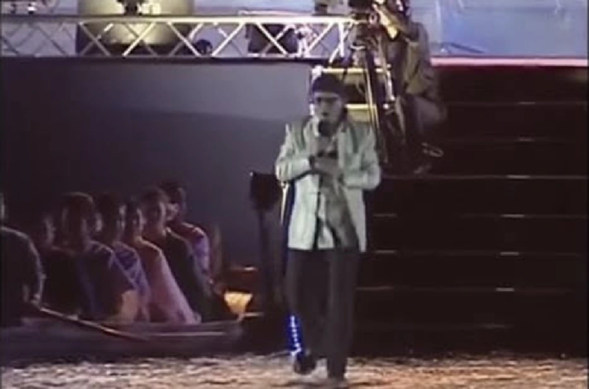 เก่งมากที่เอาชื่อเรามาใส่ในเพลงได้..!! “แอ๊ด คาราบาว” ร้องเพลง “ผู้ปิดทองหลังพระ” ต่อหน้าพระพักตร์ของพระองค์ท่าน ย้อนดูกี่ครั้งยังคงขนลุกไม่