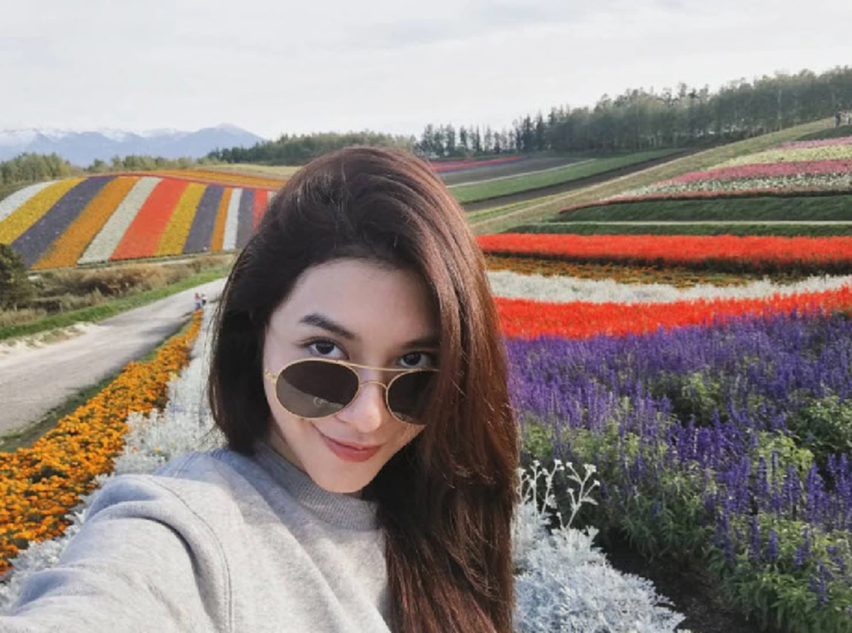 **แทบไม่เชื่อสายตาตัวเอง !!! เปิดกระเป๋านางเอกร้อยล้าน "มิว นิษฐา" แม้ค่าตัวจะแพงหูฉี่ ! แต่กระเป๋าสตางค์ที่ใช้ราคาไม่เกินหลักสิบ ? (คลิป)