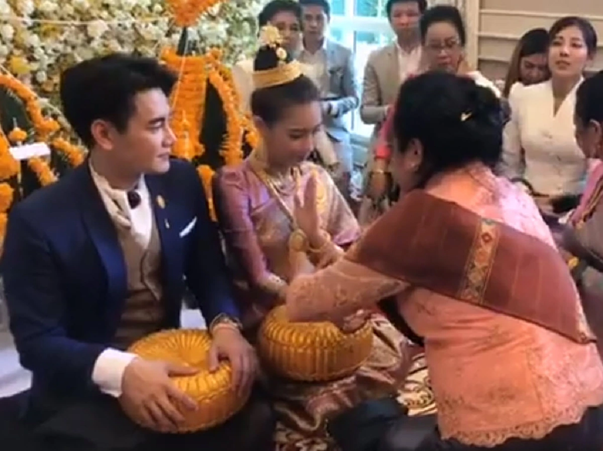 วิวาห์ไทย-ลาว !! บรรยากาศล่าสุดพิธีมงคลสมรส "ฟลุค - แอปเปิ้ล" ญาติสองฝ่ายร่วมเป็นสักขีพยาน