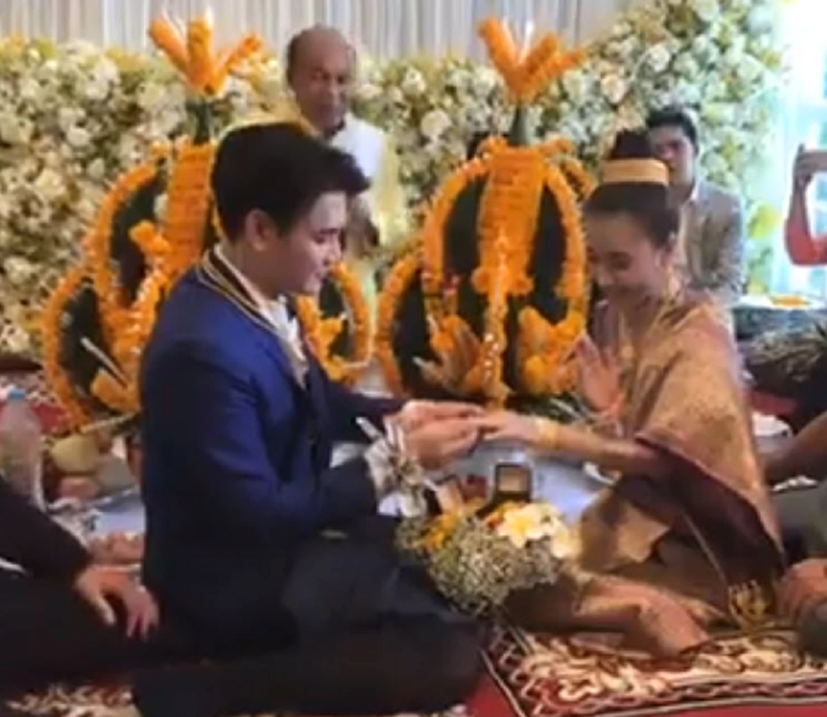 วิวาห์ไทย-ลาว !! บรรยากาศล่าสุดพิธีมงคลสมรส "ฟลุค - แอปเปิ้ล" ญาติสองฝ่ายร่วมเป็นสักขีพยาน