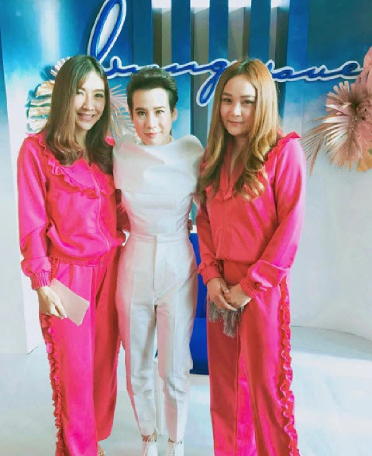 สมเกียรติตระกูลดัง !!! เผยภาพบรรยากาศแห่ขันหมาก - หมั้น "เวฟ สาริน" สู่ขอทายาทตึกใบหยก "บุ้ง สะธี" ครื้นเครงชื่นมื่น ! (ภาพ)