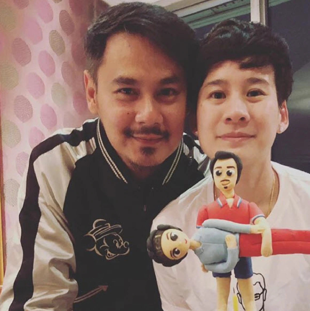 สมเกียรติตระกูลดัง !!! เผยภาพบรรยากาศแห่ขันหมาก - หมั้น "เวฟ สาริน" สู่ขอทายาทตึกใบหยก "บุ้ง สะธี" ครื้นเครงชื่นมื่น ! (ภาพ)