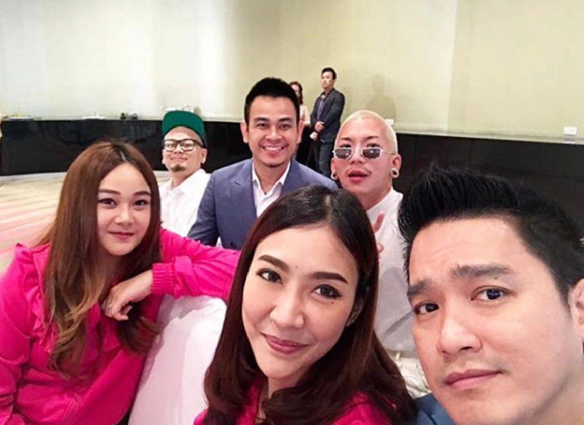 สมเกียรติตระกูลดัง !!! เผยภาพบรรยากาศแห่ขันหมาก - หมั้น "เวฟ สาริน" สู่ขอทายาทตึกใบหยก "บุ้ง สะธี" ครื้นเครงชื่นมื่น ! (ภาพ)