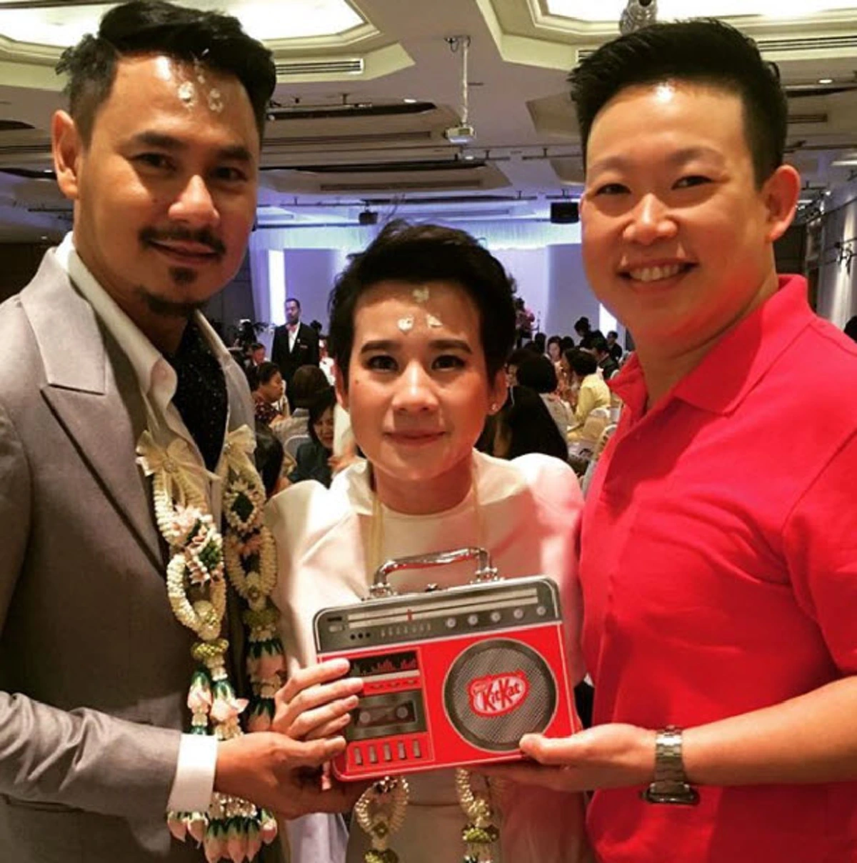 สมเกียรติตระกูลดัง !!! เผยภาพบรรยากาศแห่ขันหมาก - หมั้น "เวฟ สาริน" สู่ขอทายาทตึกใบหยก "บุ้ง สะธี" ครื้นเครงชื่นมื่น ! (ภาพ)