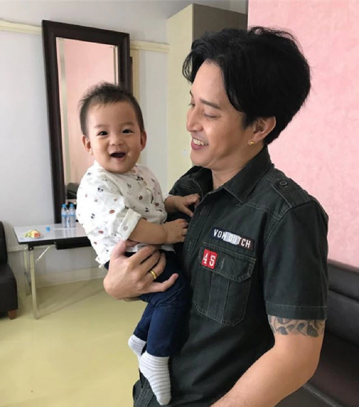 #เห็นแล้วอึ้ง!! “ดาราชายเพียงคนเดียว” ที่ “น้องเรซซิ่ง” ยอมให้อุ้ม บอกเลยว่า “คุณแม่แพท” ถึงกับงงหนักมาก !! (ชมภาพ)