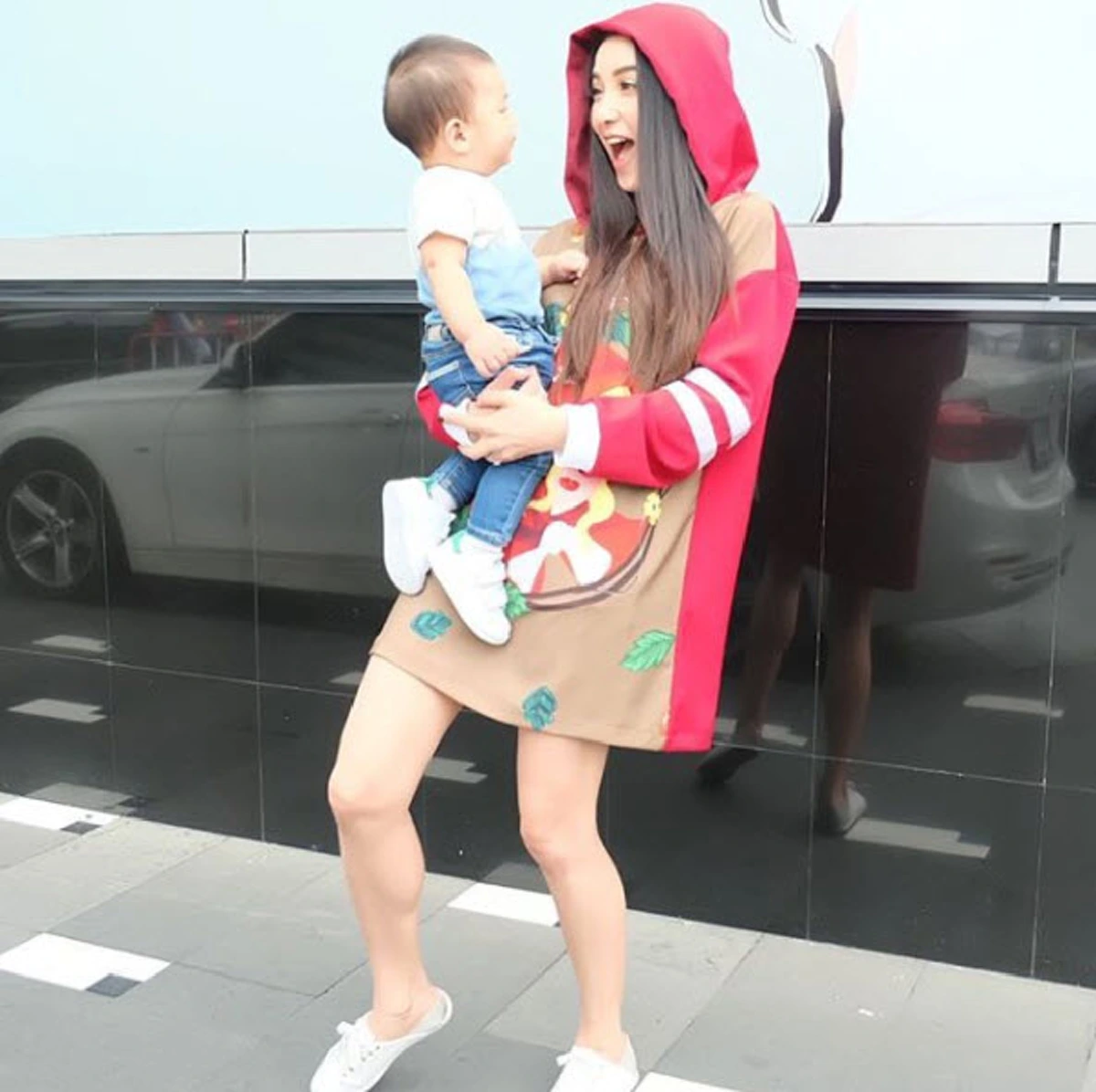 #เห็นแล้วอึ้ง!! “ดาราชายเพียงคนเดียว” ที่ “น้องเรซซิ่ง” ยอมให้อุ้ม บอกเลยว่า “คุณแม่แพท” ถึงกับงงหนักมาก !! (ชมภาพ)