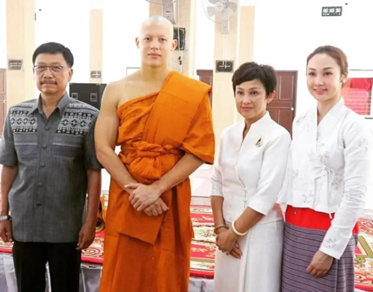 ทายผิดกันเป็นแถบ!!! เผยโฉมหน้า สาวที่ได้ถือหมอนในงานบวช "พระหมาก" ที่ก่อนหน้านี้ใครๆ ก็ฟันธงว่าเป็น "คิมเบอร์ลี่" (ชมภาพ)