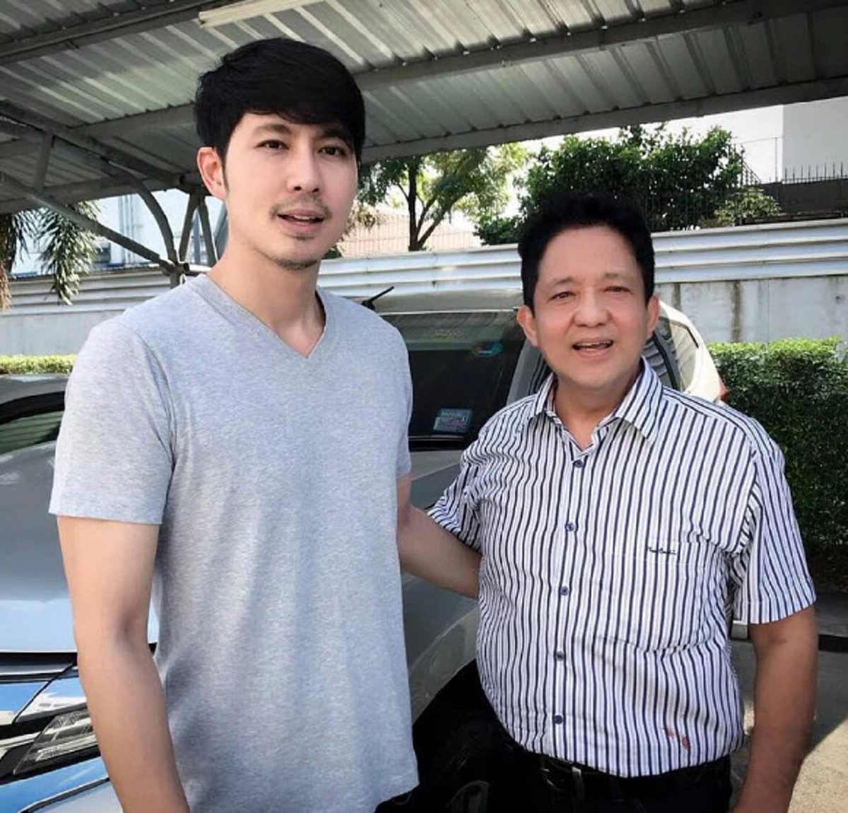 **น้อยคนจะได้รู้ ?!? เปิดวาร์ป "นักร้องชื่อดัง" ลูกชายแท้ๆ ของนักแสดงรุ่นใหญ่ "พลโท อนุสรณ์" สาวๆ ต่อคิวเป็นสะใภ้ด่วน !?