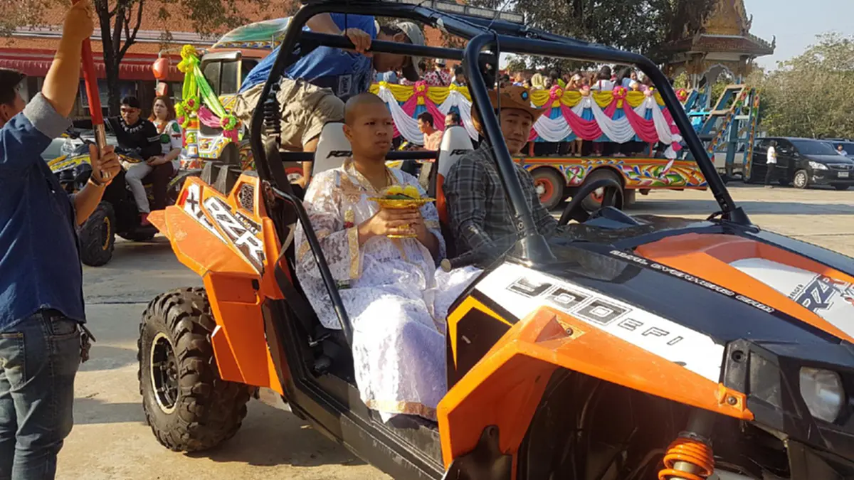 อลังการงานสร้าง!!!งานบวชลูกชายเสี่ยรับเหมาจัดอย่างใหญ่ เงินโปรยทานใส่รถเข็นปูน 2คันมาโปรย!!ขบวนแห่นาคก็ไม่เหมือนใครเพื่อนๆจัดให้เต็มๆ