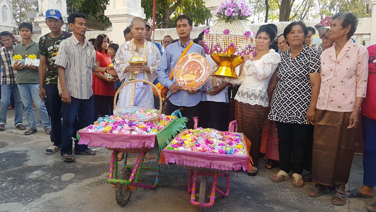 อลังการงานสร้าง!!!งานบวชลูกชายเสี่ยรับเหมาจัดอย่างใหญ่ เงินโปรยทานใส่รถเข็นปูน 2คันมาโปรย!!ขบวนแห่นาคก็ไม่เหมือนใครเพื่อนๆจัดให้เต็มๆ