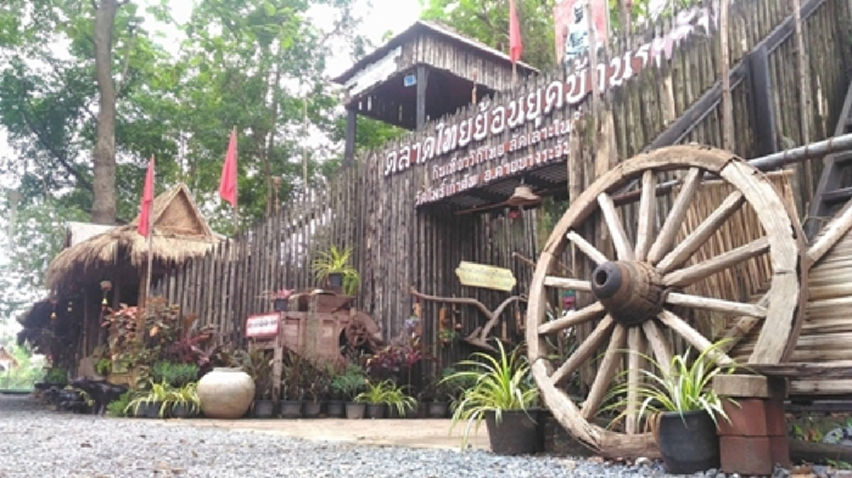 ห้ามพลาด !! ที่สุดแห่งตลาดไทยย้อนยุคบ้านระจัน !! ที่จะพาคุณกลับไปสู่ กรุงศรีอยุธยา โดยไม่รู้ตัว !! อิ่มเอมกับประวัติศาสตร์ไปด้วยกัน