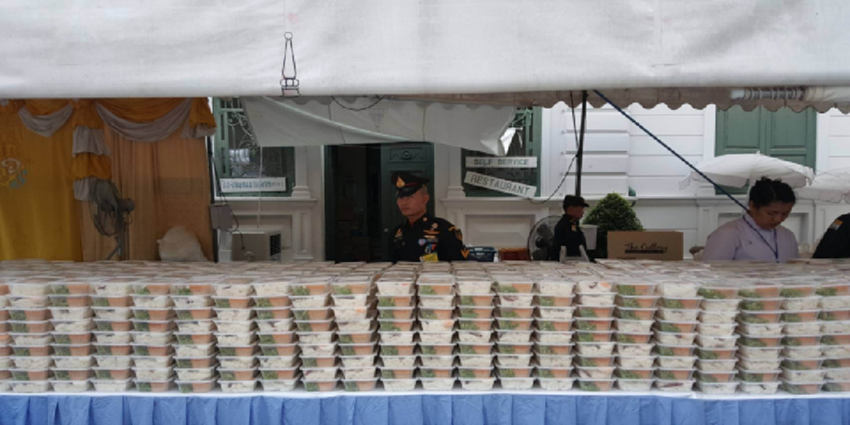 ราดหน้าไก่ หมูผัดพริกขิง เฉาก๊วยชากังราว เมนูพระราชทานวันนี้ จาก ในหลวง ร.10 แก่ประชาชนที่มากราบพระบรมศพ ในหลวง ร.9