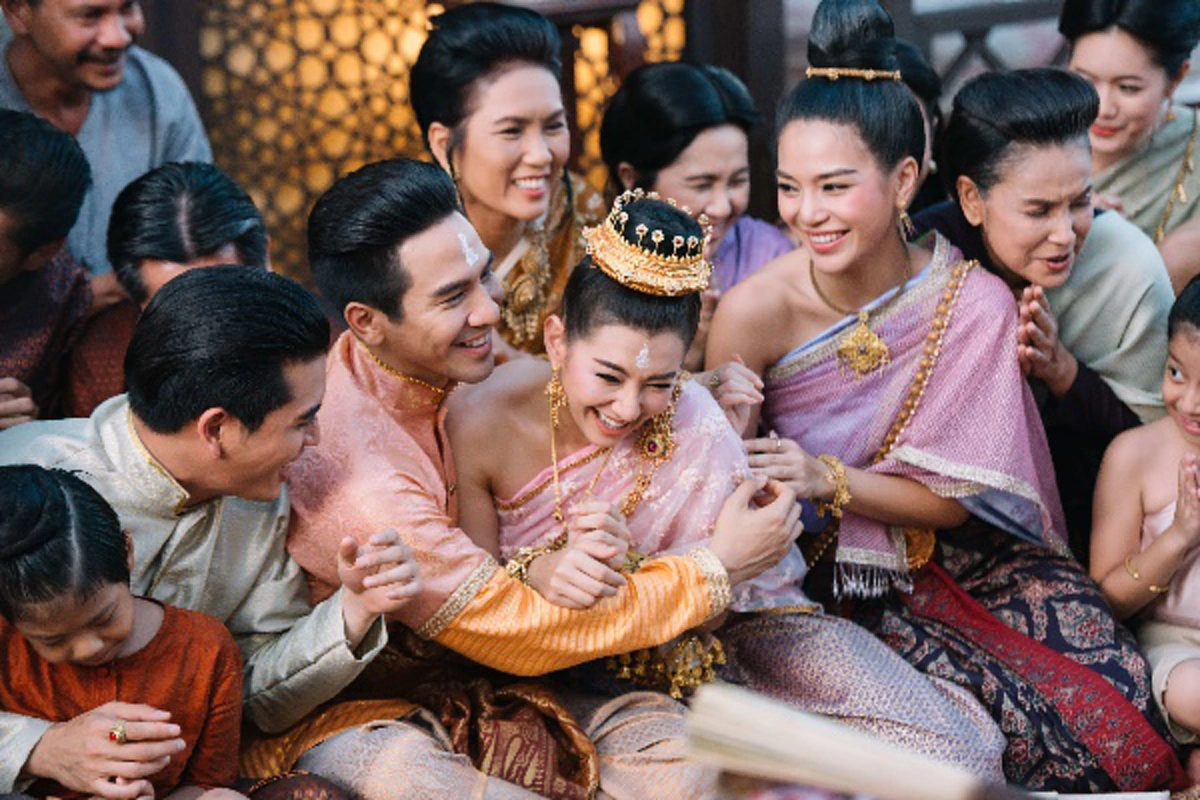 อลังการล้านแปด !! พิธีแต่งงาน "คุณพี่หมื่น-แม่หญิงการะเกด" ในละครบุพเพสันนิวาส บอกเลยจัดเต็ม สมฐานะสะใภ้ออกญา !! (ชมคลิป)