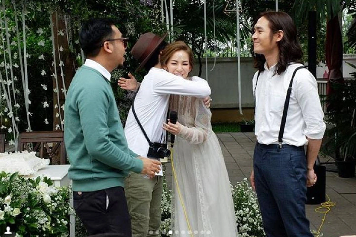 **หวานจนน้ำตาลจืด !!! ส่องภาพบรรยากาศงานแต่ง "มน Room 39" กับแฟนหนุ่มนักดนตรี บอกเลยงานนี้ฟินมาก ! (ภาพ)