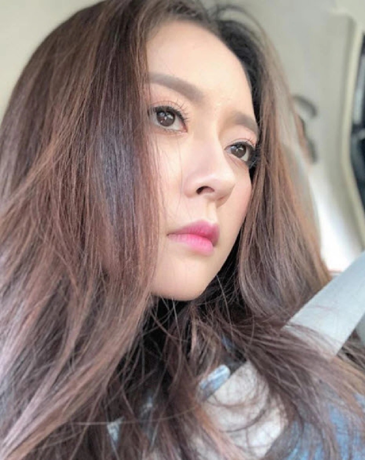 **บุกตบกลางกองถ่าย !!! เปิดคลิปนาที "น้องชาย" นักแสดงสาวชื่อดัง "แก้มบุ๋ม" เดือดจัด หลังพี่สาวถูกพิธีกรพูดเสียดสี ? (คลิป)