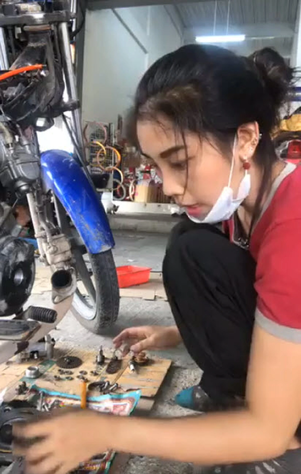 ***คืนเดียวคนดูเกือบล้าน !! "น้องมาย" สาวสวยซ่อมรถเพื่อช่วยที่บ้านทำงาน ฝีมือไม่แพ้ช่างมืออาชีพ ทำเอาชาวเน็ตแห่ถามหาร้าน !? (คลิป)