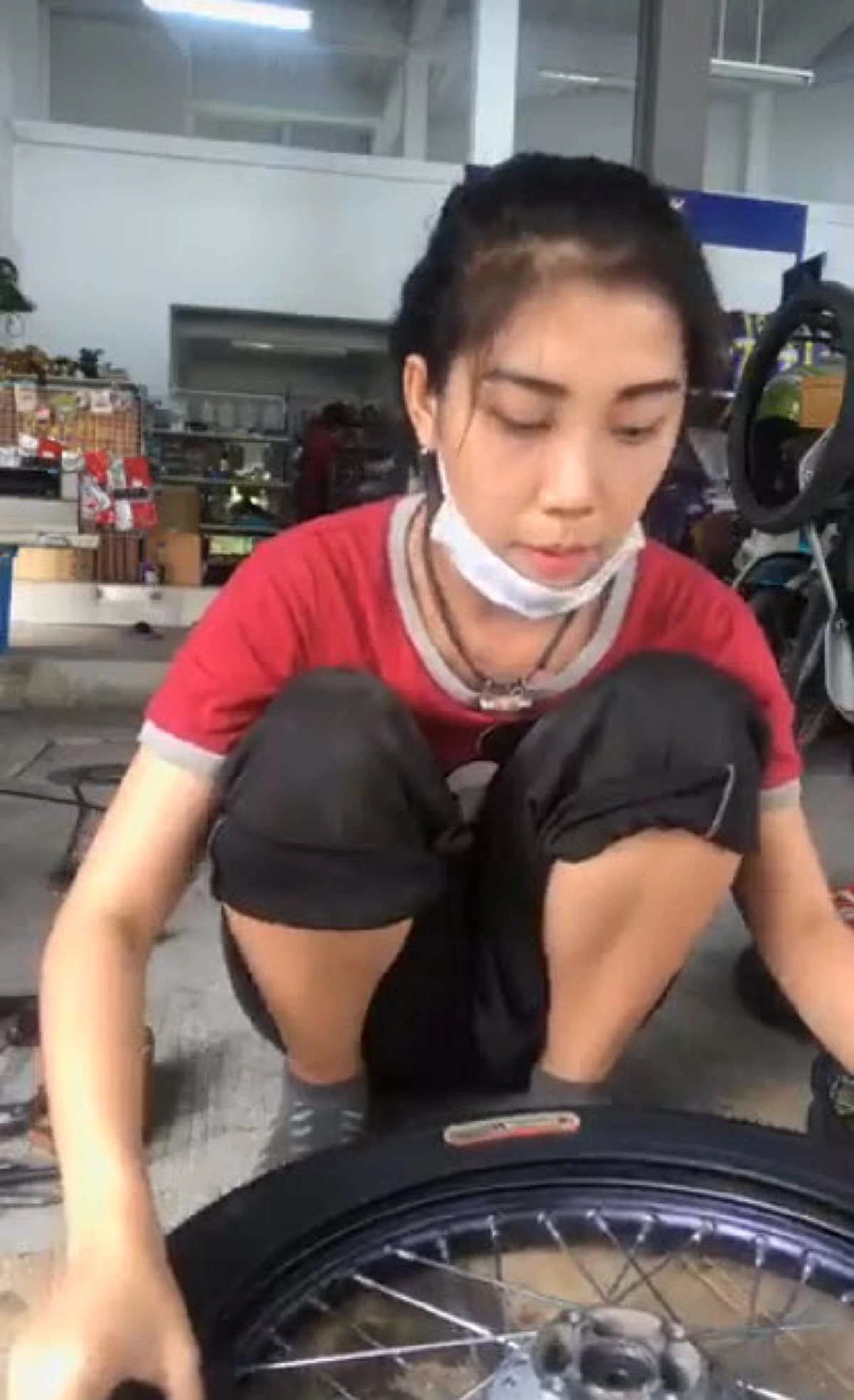 ***คืนเดียวคนดูเกือบล้าน !! "น้องมาย" สาวสวยซ่อมรถเพื่อช่วยที่บ้านทำงาน ฝีมือไม่แพ้ช่างมืออาชีพ ทำเอาชาวเน็ตแห่ถามหาร้าน !? (คลิป)