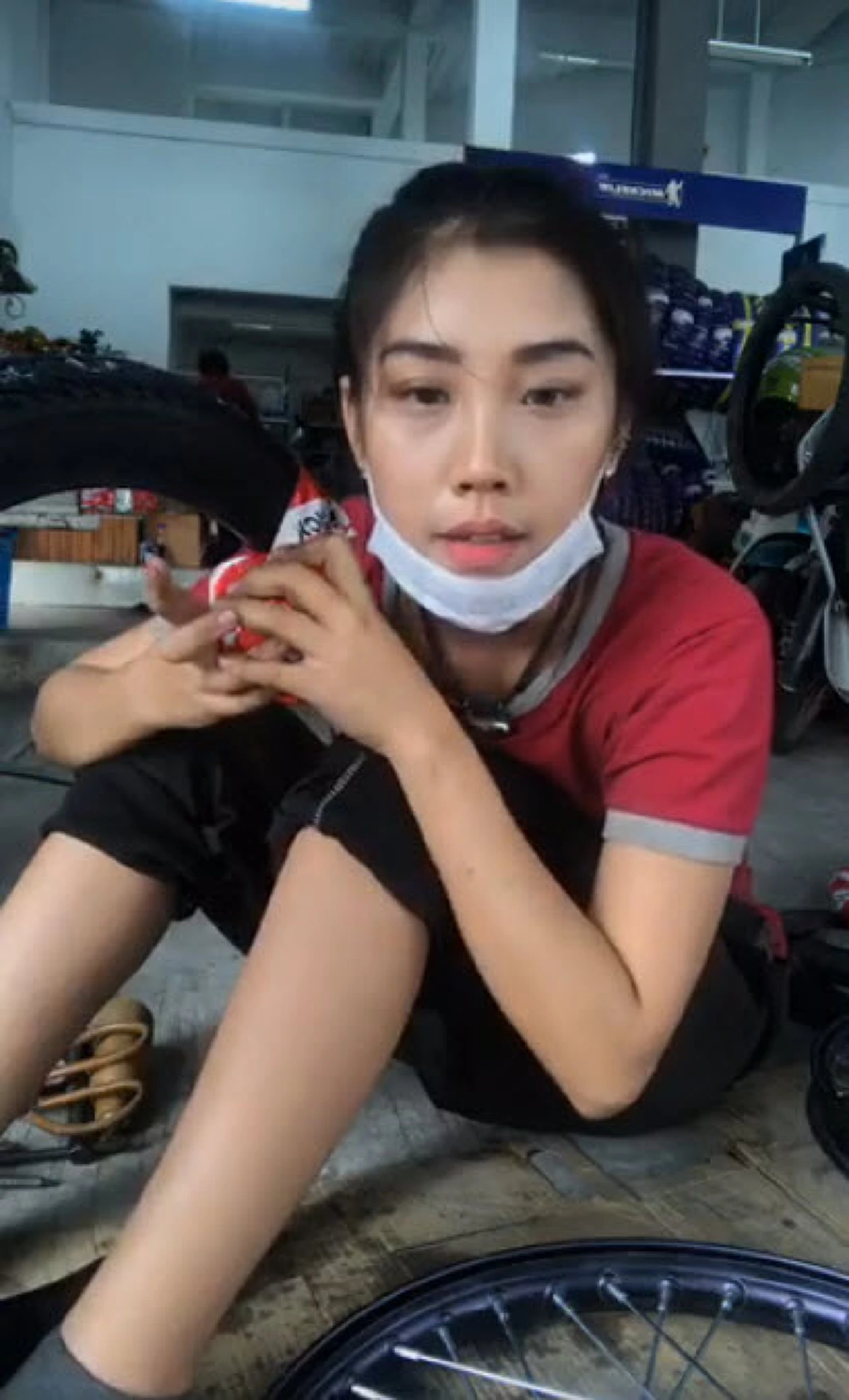 ***คืนเดียวคนดูเกือบล้าน !! "น้องมาย" สาวสวยซ่อมรถเพื่อช่วยที่บ้านทำงาน ฝีมือไม่แพ้ช่างมืออาชีพ ทำเอาชาวเน็ตแห่ถามหาร้าน !? (คลิป)