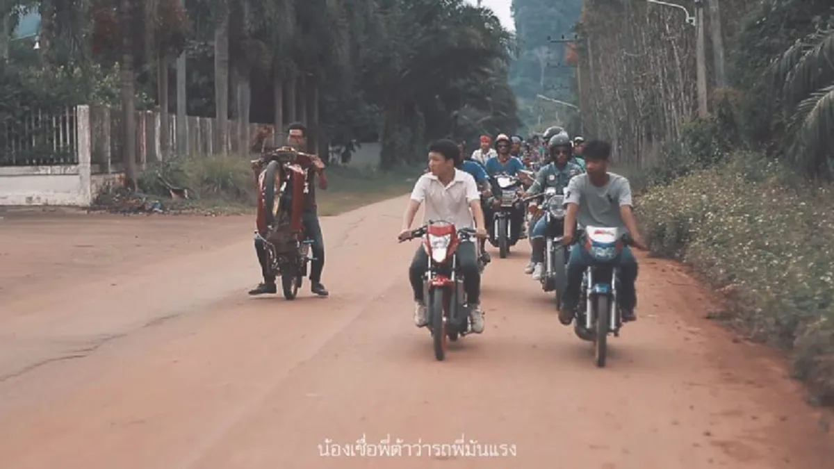 คนดูเป็นล้านวิว!! วันเดียวติด Top10 "หนุ่มใต้มาดเซอร์" แต่งเพลงกระชากใจ ชาว 2 ล้อสายคลาสสิก บอกเลยทีเด็ด ห้ามพลาดต้องดู !! (ชมคลิป)