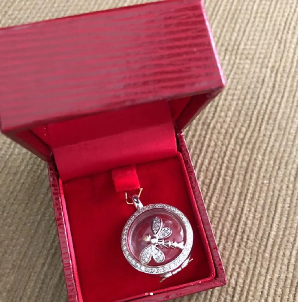 เห็นแล้วคิดถึงคนบนฟ้า !! เผยภาพ "ล็อกเก็ตล้อมเพชร" ที่เก็บอัฐิ "ปอ ทฤษฎี" ที่ทำมาให้ "น้องมะลิ" ทำเอา"ชาวเน็ต"ซึ้ง..กลั้นน้ำตาไว้ไม่อยู่ !!