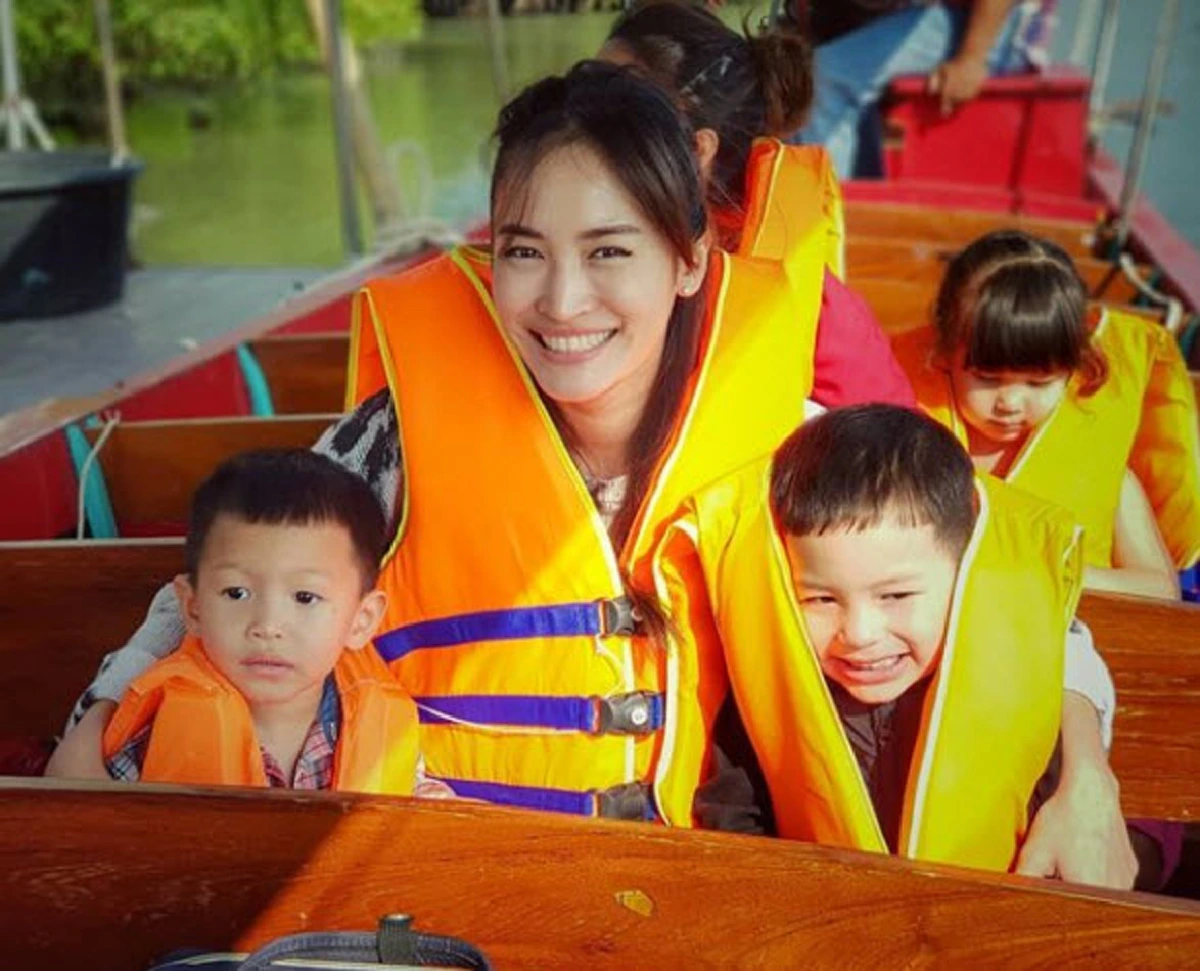 **แทบไม่อยากเชื่อ !!! ส่องชีวิตปัจจุบัน "พลอย พลอยพรรณ" กับการเป็น "ซิงเกิ้ลมัมลูกสอง" ที่หลายคนยกให้เธอเป็นสาวแกร่งสุดสตรอง !