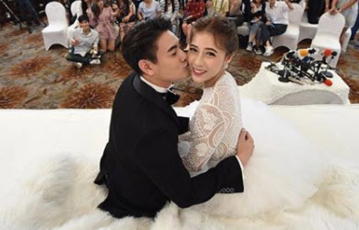 **แทบไม่อยากเชื่อสายตา !!! เมื่อนี่คือชีวิตล่าสุด "แอปเปิ้ล สีสะเหงียน" และสามี "ฟลุ๊ค จิระ" หลังแต่งงานกันมากว่า 3 เดือน !?