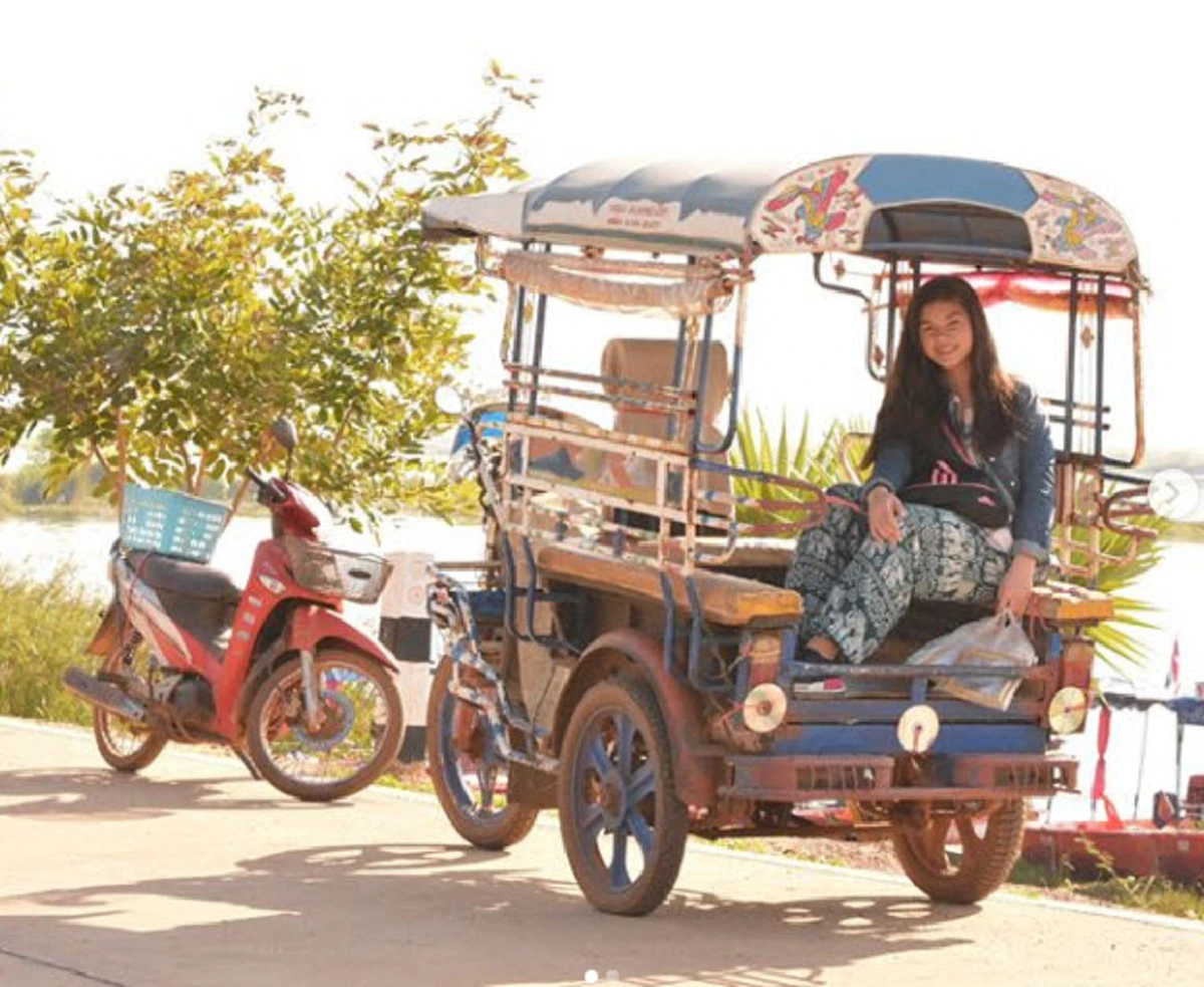 **กลับไทยพร้อมครอบครัว !!! "อดีตนักร้องยุค 90" หอบภรรยา พร้อมลูก 2 คนเที่ยว "ทะเลบัวแดง" ! บอกเลยหน้าตาดีกันทั้งบ้านจริงๆ (ภาพ)