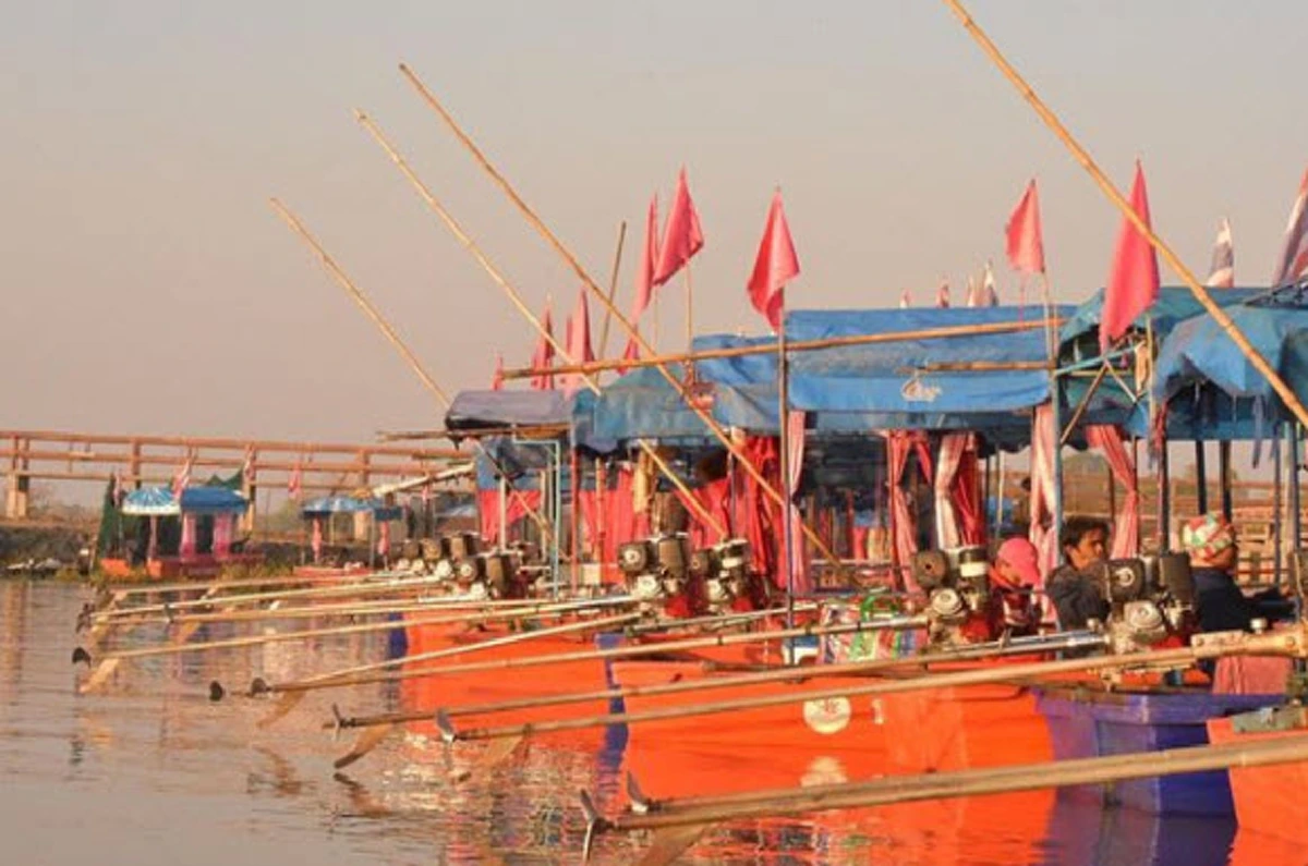 **กลับไทยพร้อมครอบครัว !!! "อดีตนักร้องยุค 90" หอบภรรยา พร้อมลูก 2 คนเที่ยว "ทะเลบัวแดง" ! บอกเลยหน้าตาดีกันทั้งบ้านจริงๆ (ภาพ)