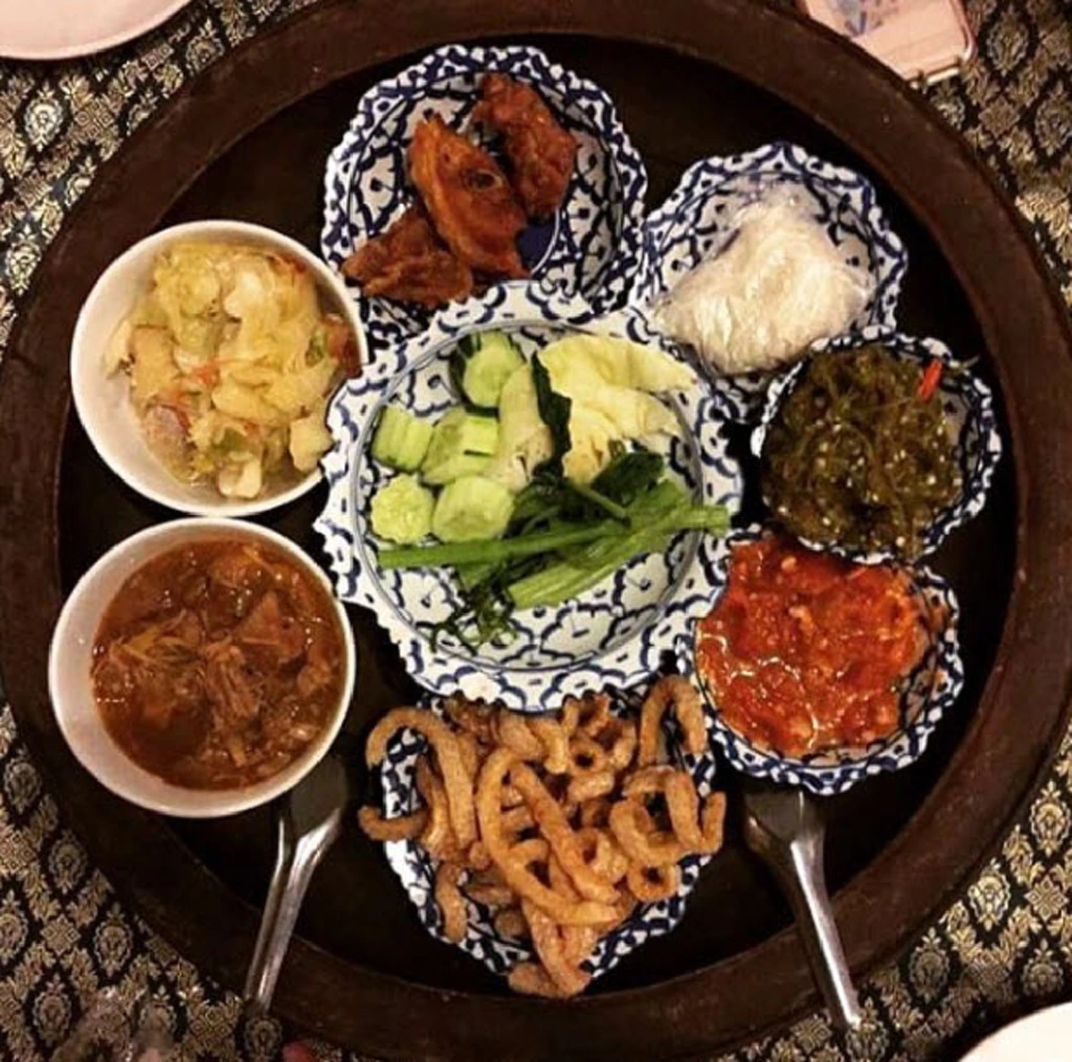 **กลับไทยพร้อมครอบครัว !!! "อดีตนักร้องยุค 90" หอบภรรยา พร้อมลูก 2 คนเที่ยว "ทะเลบัวแดง" ! บอกเลยหน้าตาดีกันทั้งบ้านจริงๆ (ภาพ)