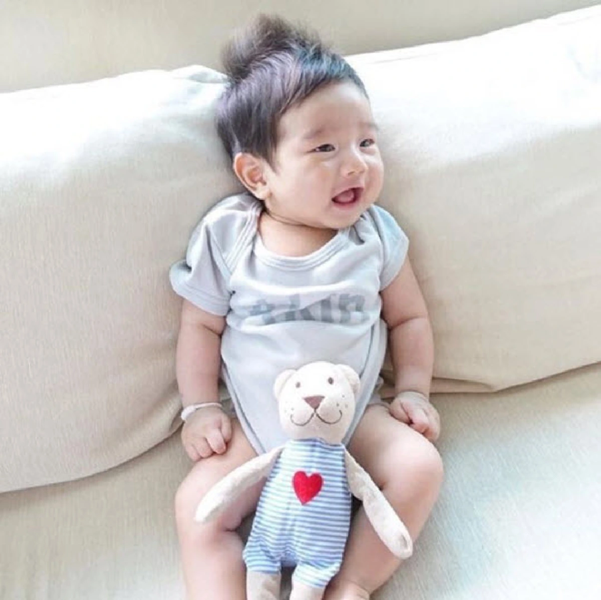 คุยเก่งมากเลย!! อาตี๋สุดหล่อ “น้องอคิณ” ลูกชาย "เนย โชติกา” กับการคุยกันของสองแม่ลูก เห็นแล้วใจจะละลาย!! (คลิป)