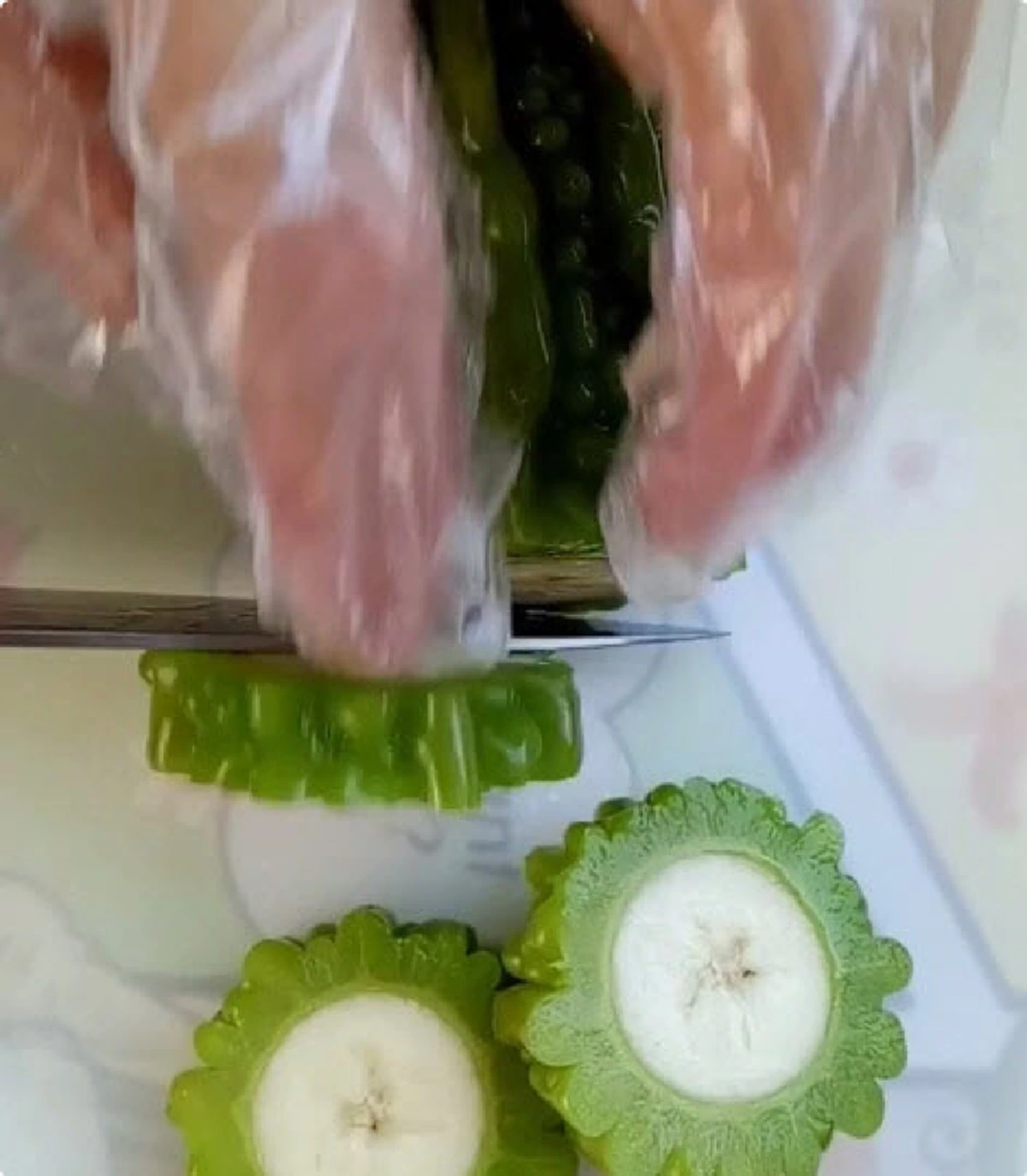 เคล็ดลับที่คุณต้องทึ่ง!!! เอา “กล้วย” ยัดลงไปใน “มะระ” จากนั้นก็เอาไปทำอะไร ได้อีกหลายอย่าง!!