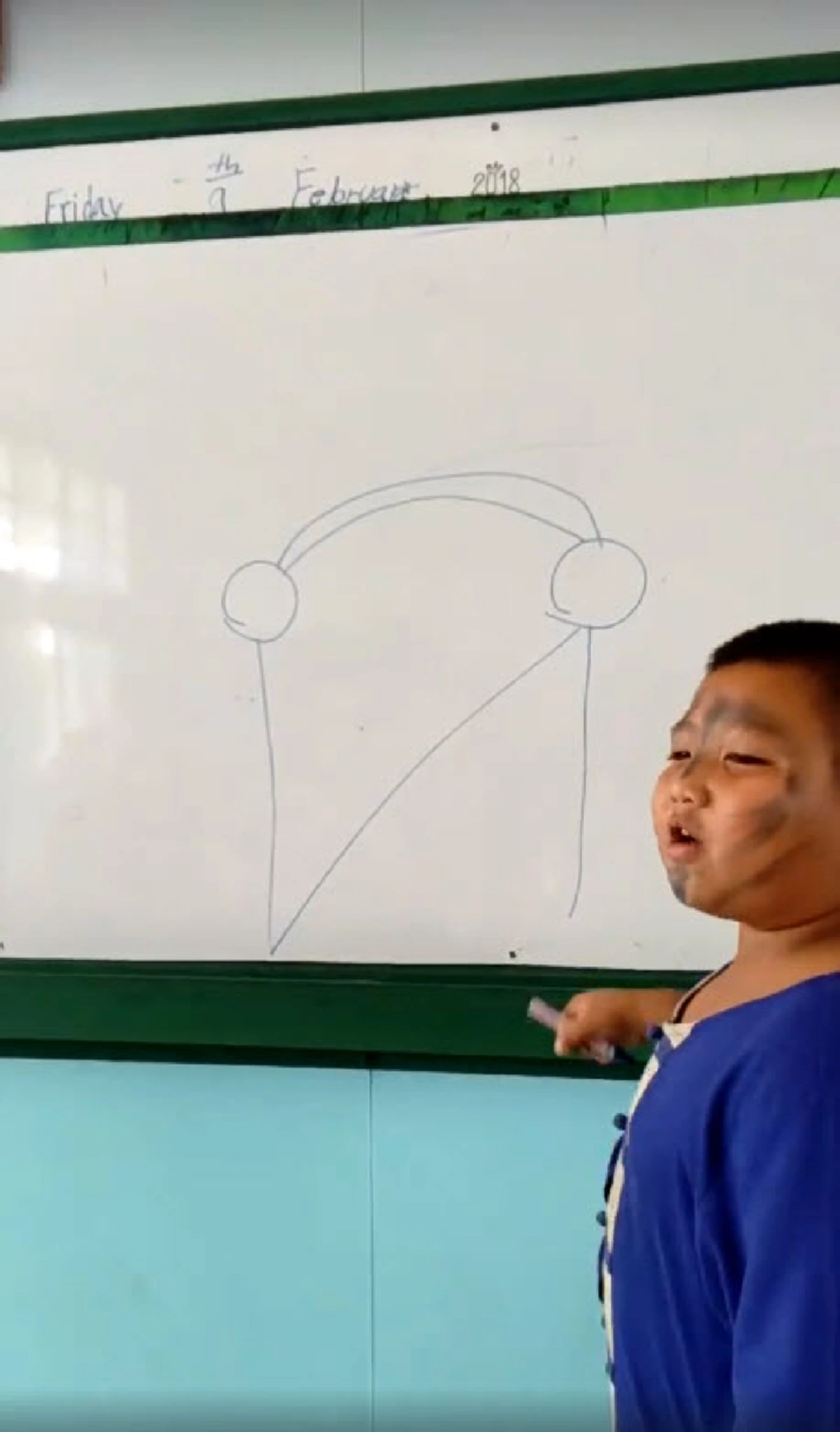 ชาวเน็ตแชร์สนั่น !! คลิป "เด็กเสื้อม่วง" เล่านิทาน ตา-ยาย สุดท้ายพอถึงตอนจบ โคตรพีค! ไม่คิดว่าจะเป็นแบบนี้? ทำเอาฮาลั่นกันทั้งห้อง !! (ชมคล