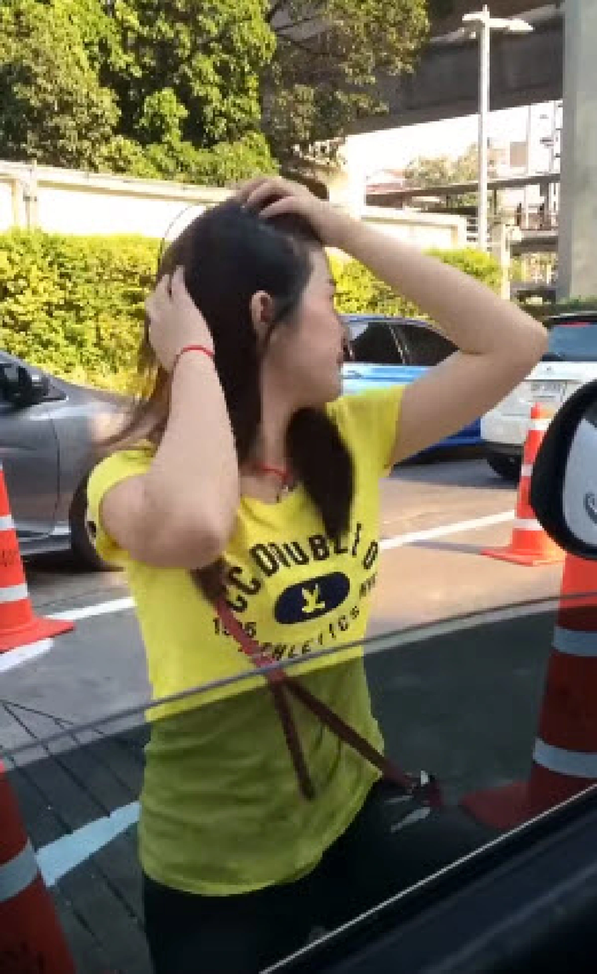 **คนเดียวกันจริงหรอ ??? "น้องอันอัน" สาวเสื้อเหลืองถูกเพื่อนแกล้งให้เต้นนอกรถ ล่าสุดเปลี่ยนไปหนักมากจนหนุ่มๆ มองตาค้างทั้งถนน !