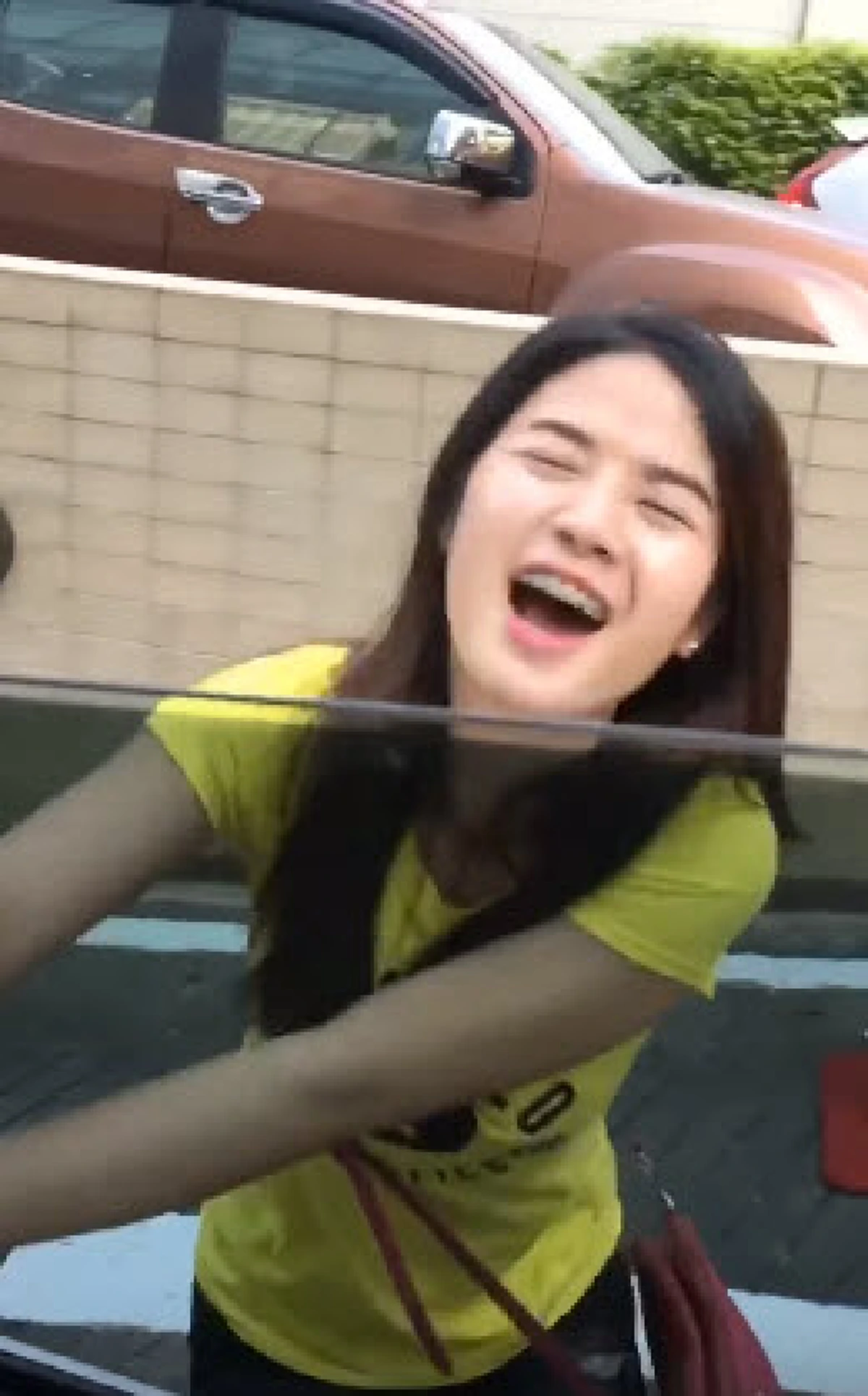 **คนเดียวกันจริงหรอ ??? "น้องอันอัน" สาวเสื้อเหลืองถูกเพื่อนแกล้งให้เต้นนอกรถ ล่าสุดเปลี่ยนไปหนักมากจนหนุ่มๆ มองตาค้างทั้งถนน !